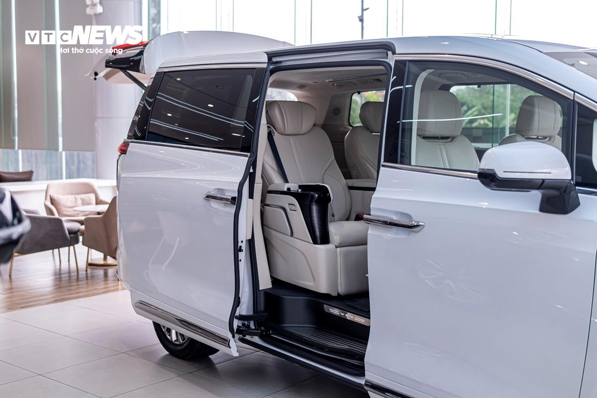 Tương tự những mẫu MPV cỡ lớn khác, GWM WEY 80 PHEV có cửa trượt điện tự động khá thuận tiện. Khoảng sáng gầm của xe đạt mức 155mm nên việc bước lên xuống xe cũng khá thuận tiện, không cần bệ đỡ chân.