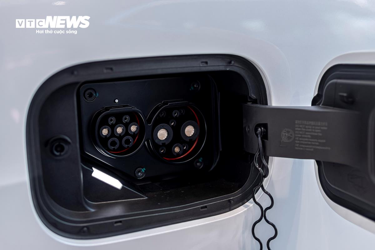 Cổng sạc của GWM WEY 80 PHEV được đặt bên hông cửa với 2 cổng sạc AC và DC cho phép sạc ngoài khi có nguồn điện. Xe có thể sạc nhanh pin từ 20% lên 80% trong khoảng 26 phút. Quãng đường di chuyển của mẫu xe này có thể lên tới 175 km sau mỗi lần sạc đầy (theo chuẩn CLTC).