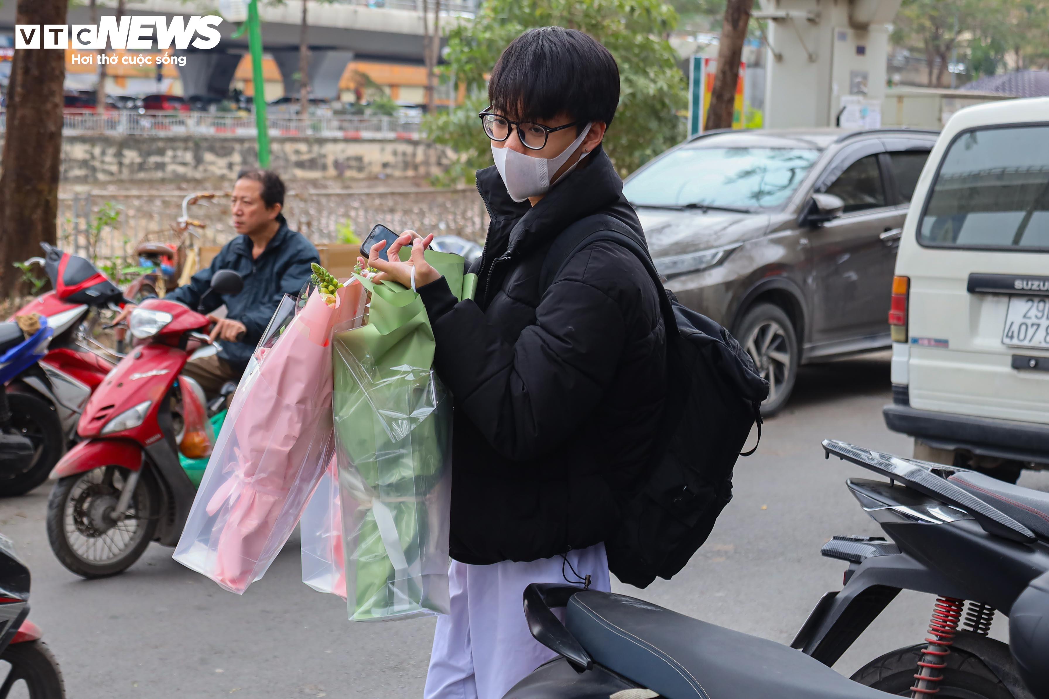 Xếp hàng cả tiếng đồng hồ chờ mua hoa 8/3 - 17