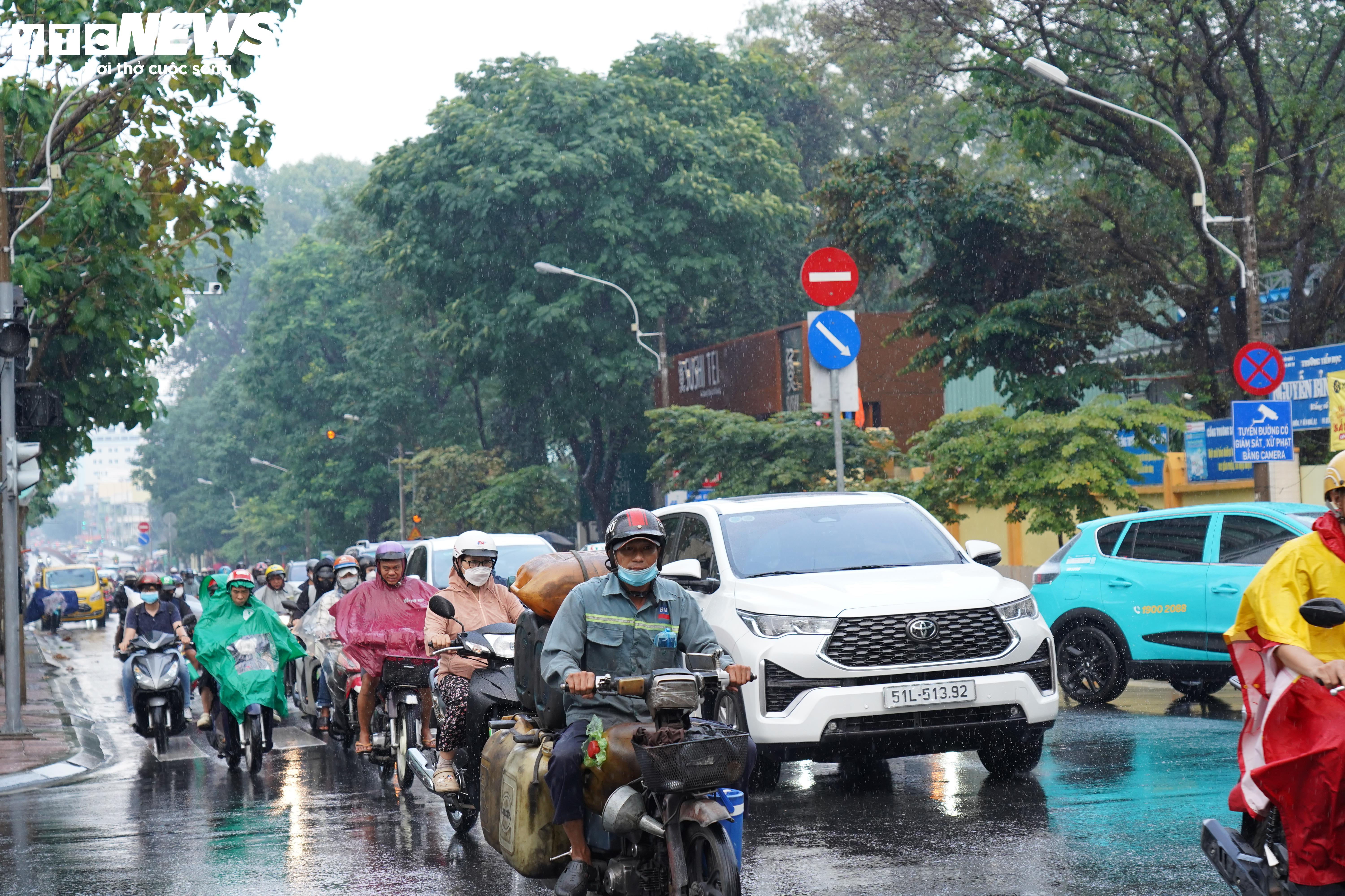 Thời tiết TP.HCM hôm nay 8/3, ngày nắng nóng 34°C, chiều tối xuất hiện mưa vài nơi với lượng mưa nhỏ.