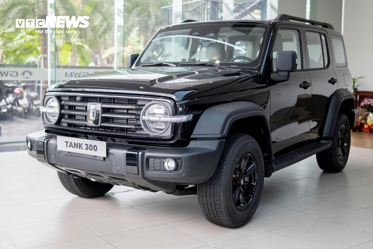 Không như những mẫu SUV cỡ C khác, GWM Tank 300 có thiết kế vuông vắn theo phong cách xe địa hình của những ông lớn như Mercedes-Benz G63, Land Rover Defender,...