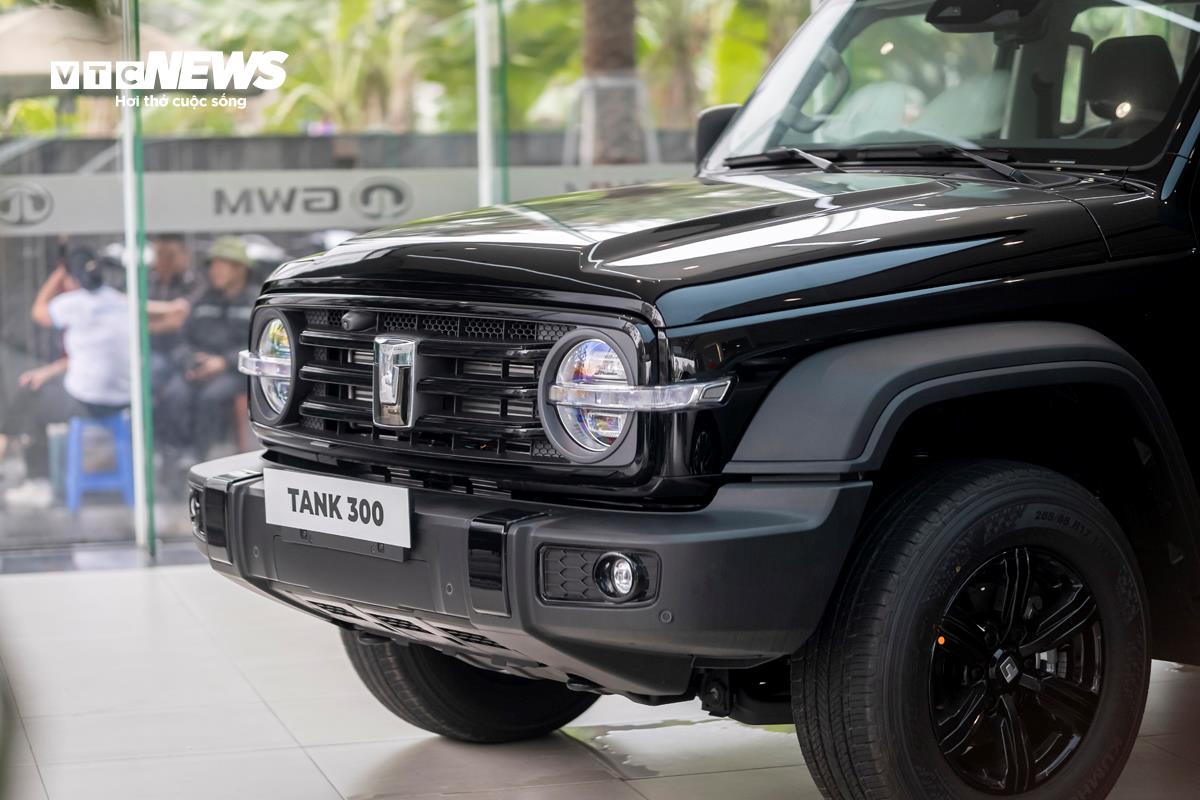 GWM Tank 300 sở hữu những chi tiết thiết kế nhằm tối ưu khả năng offroad như góc thoát trước lớn, vành 17 inch với lốp béo 265/65-R17, khoảng sáng gầm 220mm,...