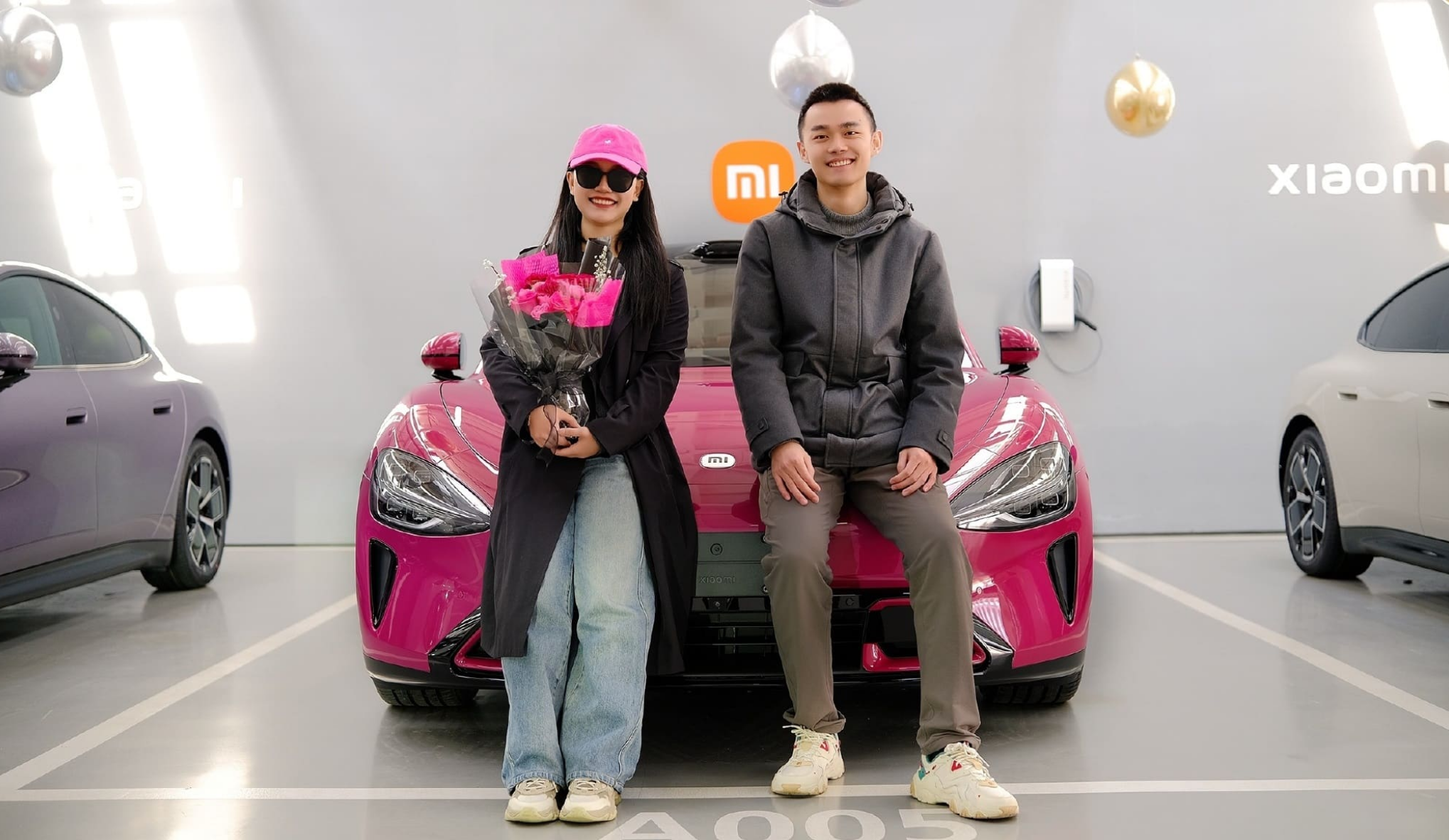 Mẫu xe Xiaomi SU7 thứ 200.000 được bàn giao có màu hồng cánh sen độc đáo. (Ảnh: Xiaomi/Weibo)