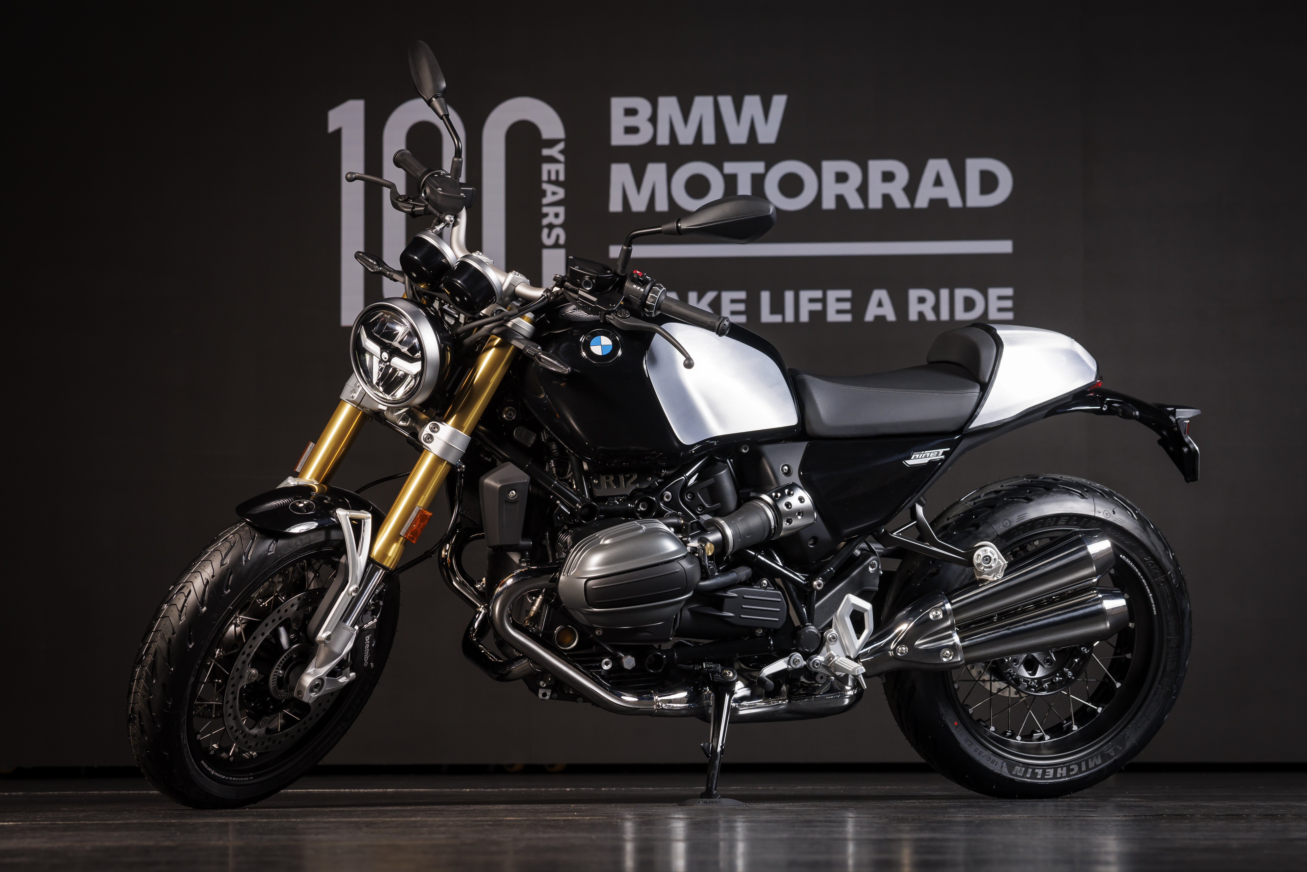 R12 nineT - biểu tượng của tốc độ và phong cách.