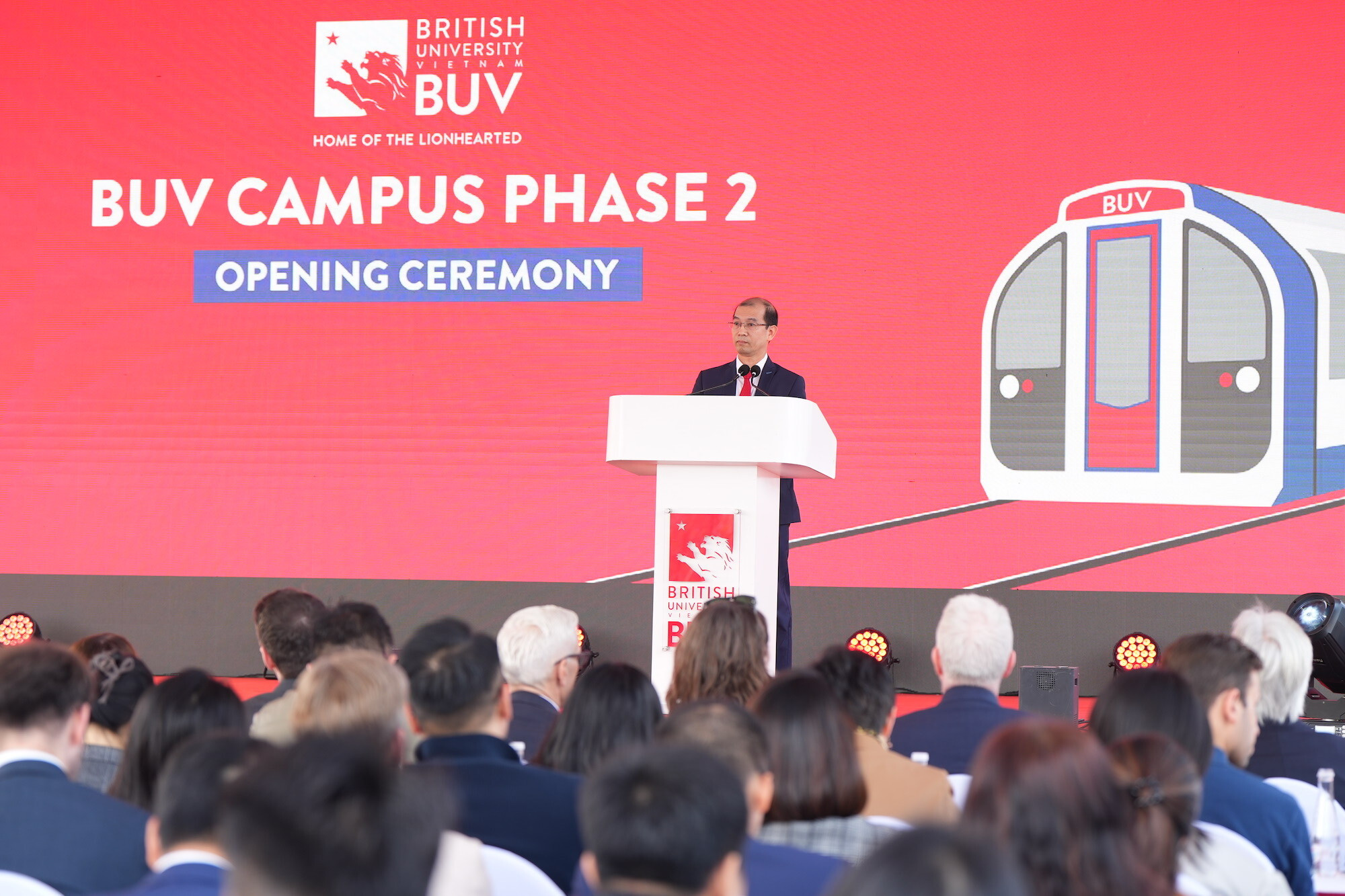 Phát biểu tại lễ khánh thành, ông Nguyễn Tiến Dũng, Phó Cục trưởng Hợp tác Quốc tế, Bộ GD&ĐT cho biết, sự kiện có ý nghĩa trong bối cảnh Chính phủ đang quyết tâm đẩy mạnh quốc tế hóa giáo dục, thu hút đầu tư nước ngoài và hợp tác quốc tế trong lĩnh vực giáo dục; đồng thời, khuyến khích các trường đại học đầu tư về cơ sở vật chất và đội ngũ giảng viên đạt chuẩn quốc tế, góp phần quan trọng vào công cuộc đào tạo nguồn nhân lực chất lượng cao, sẵn sàng cho kỷ nguyên vươn mình của đất nước.