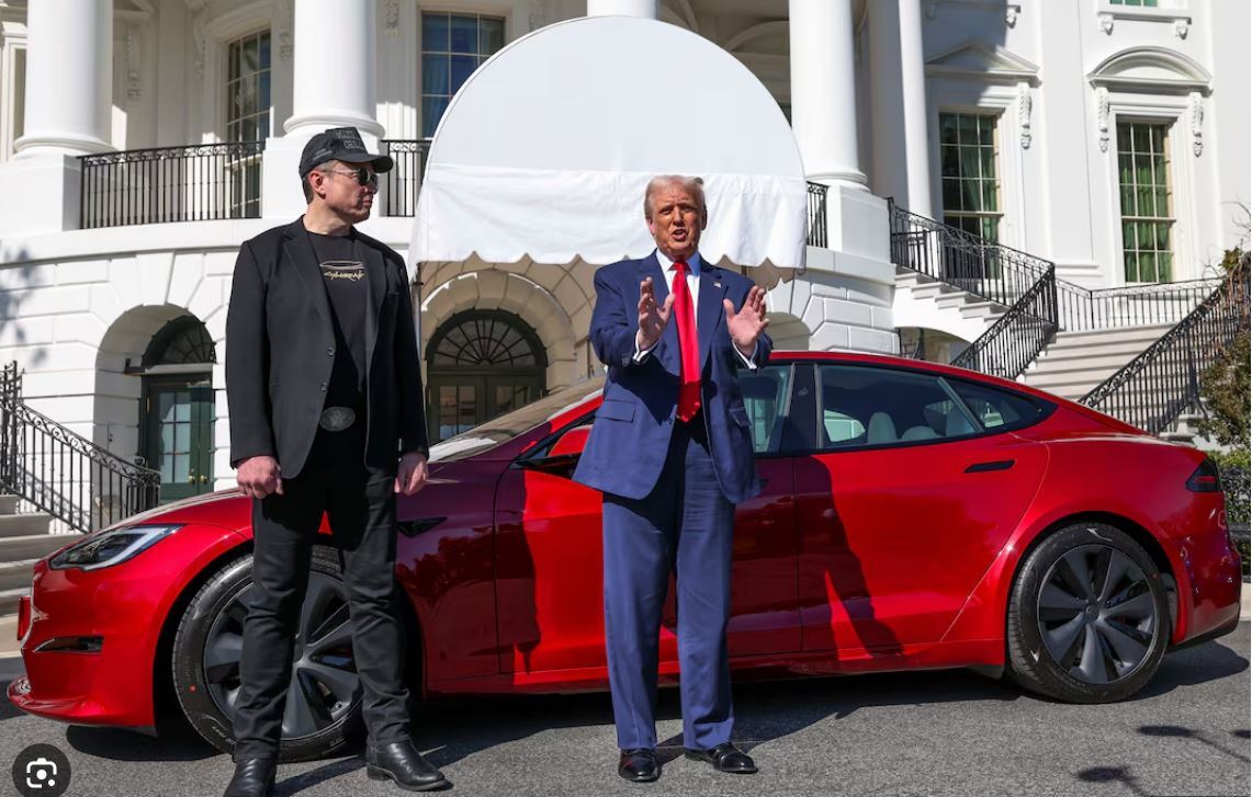 Tổng thống Donald Trump mua một xe Tesla màu đỏ vào tháng 3. (Ảnh: Reuters)