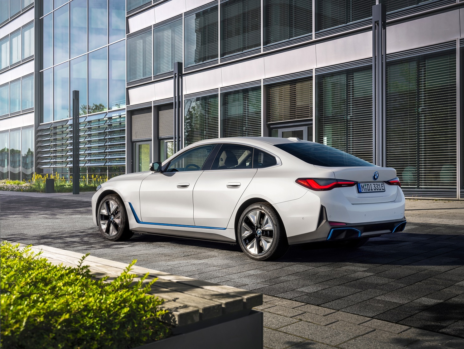 BMW i4 nhận ưu đãi lên đến 10% giá trị xe.