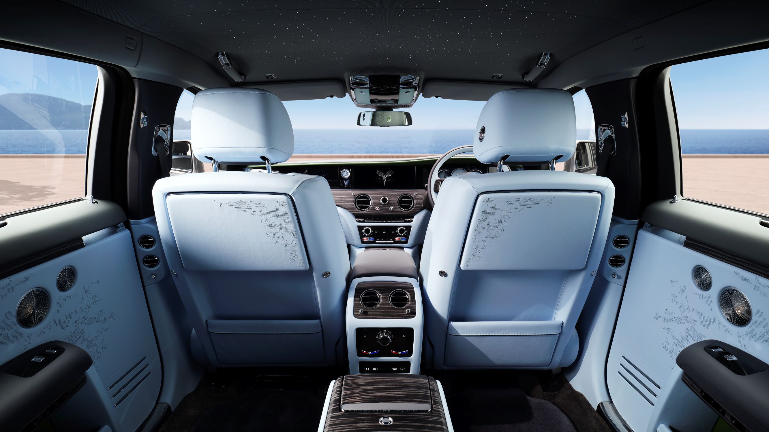 Hướng nhìn từ hàng ghế sau trên Ghost Series II.