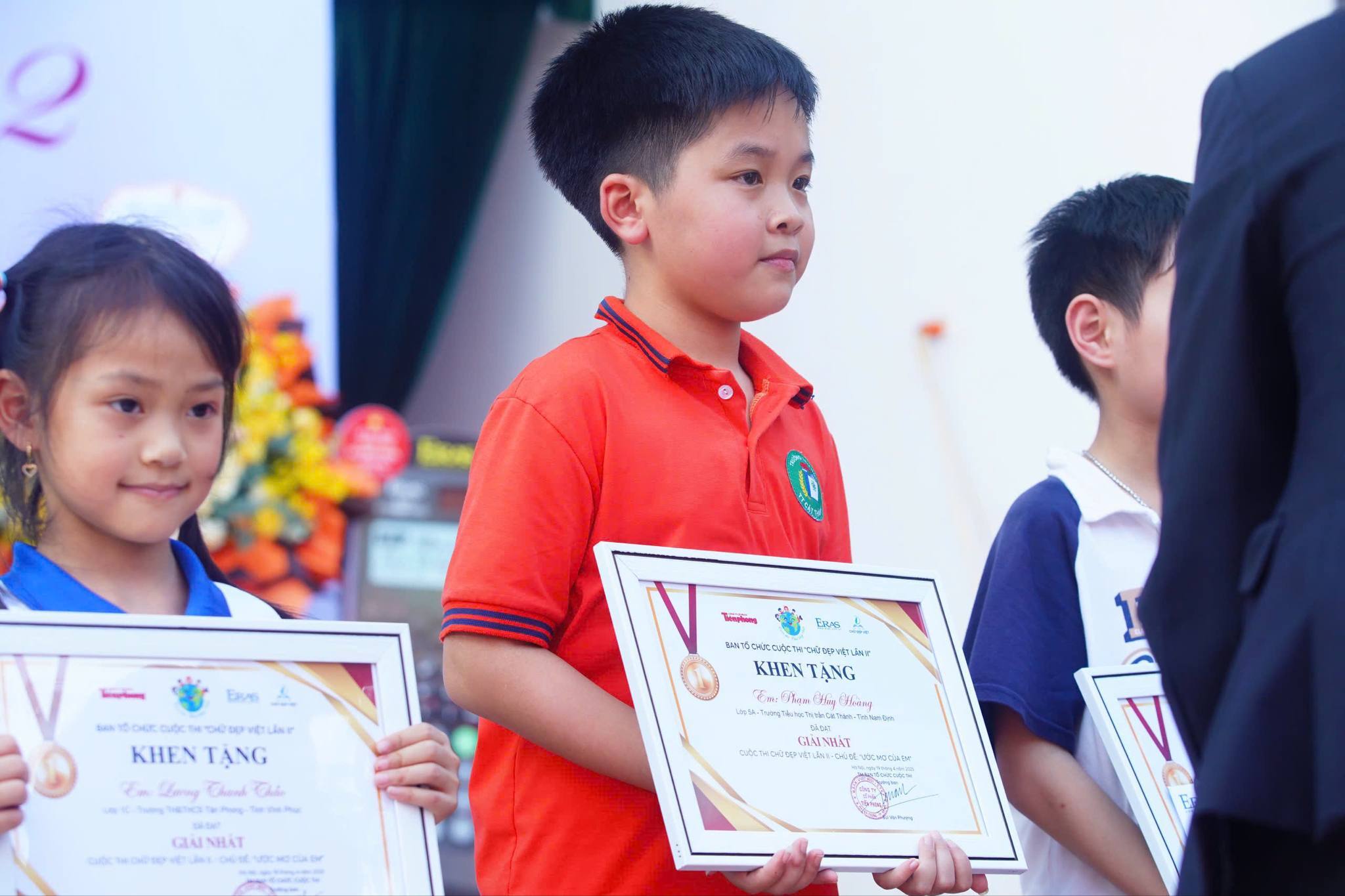 Các thí sinh giành giải Nhất cuộc thi viết chữ đẹp năm nay.
