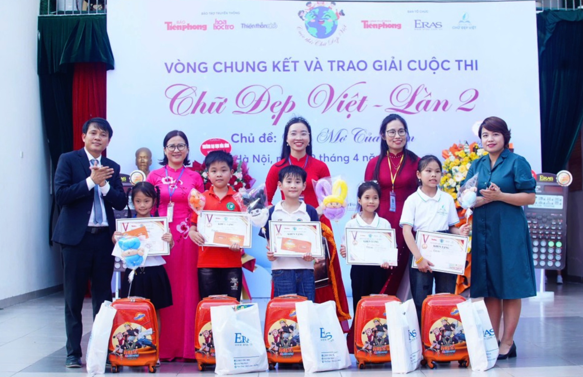 Đại diện BTC trao thưởng cho các thí sinh đoạt giải.