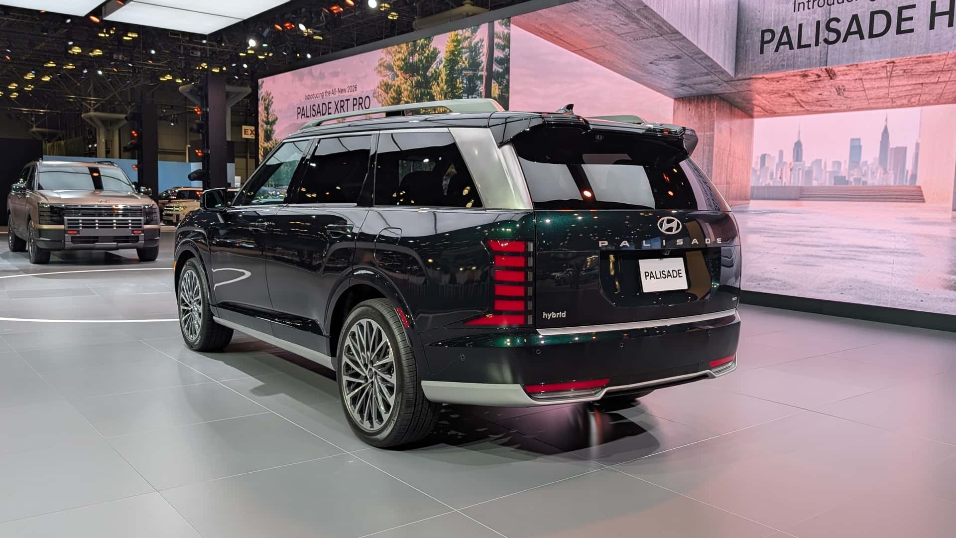 Chiếc SUV cỡ lớn được thiết kế với nhiều họa tiết vuông vức, mang lại vẻ ngoài mạnh mẽ.