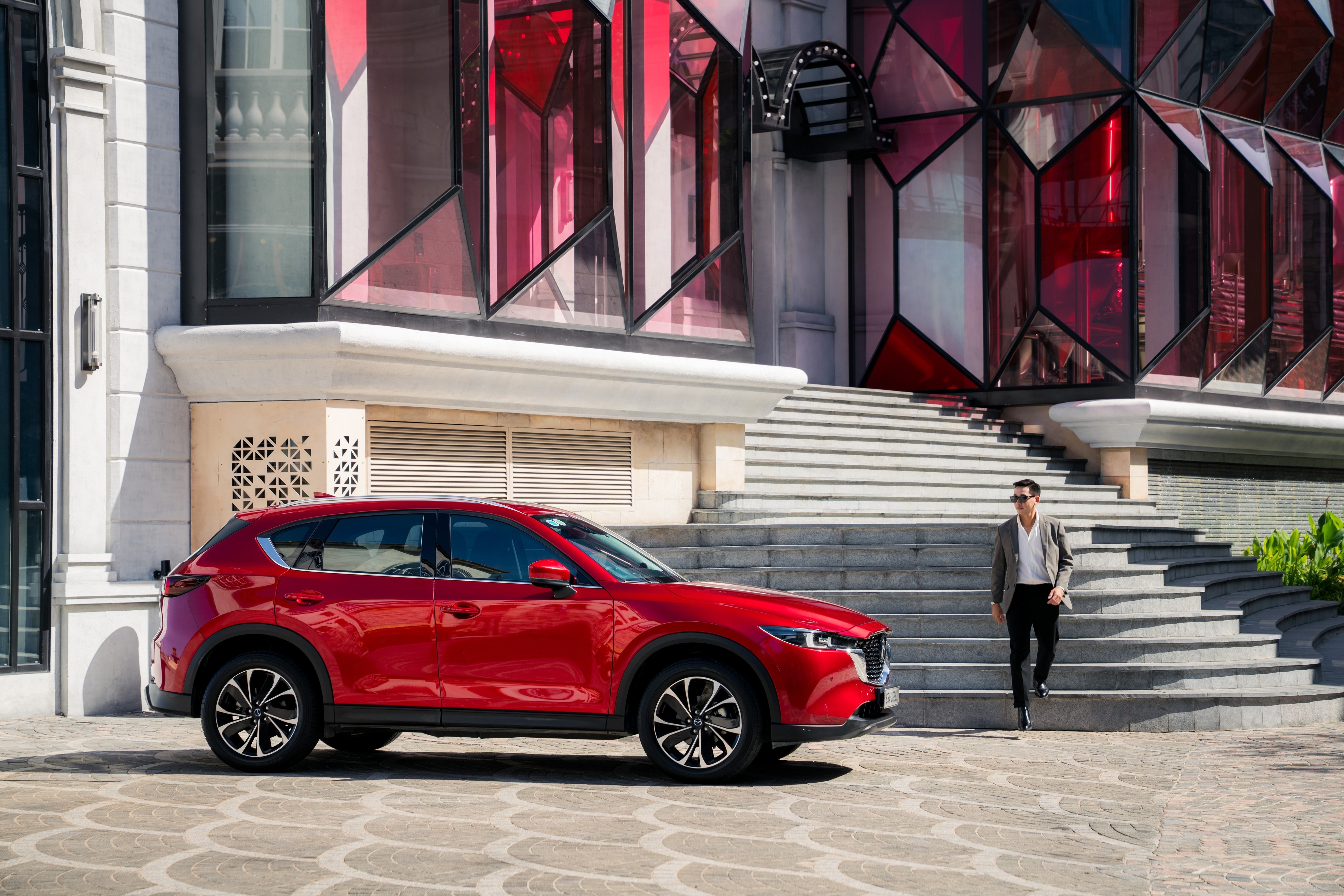 Khách hàng mua xe Mazda CX-5 nhận ưu đãi hấp dẫn trong tháng 4/2025.