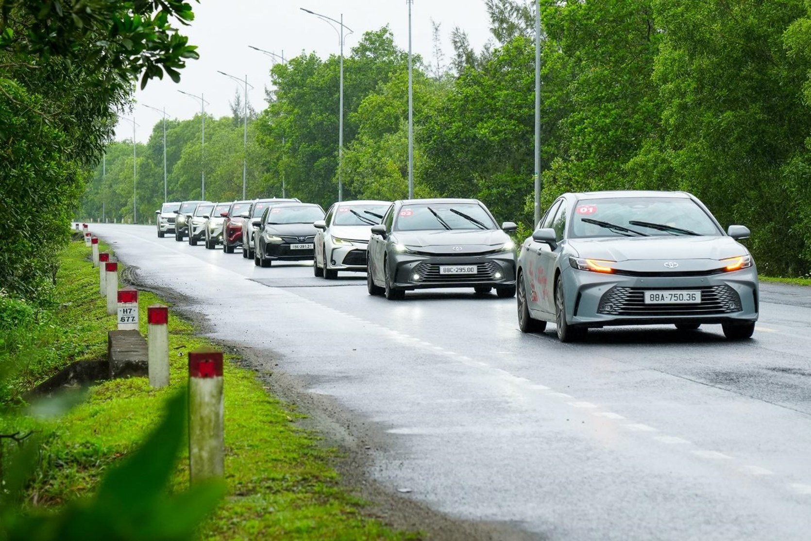10 chiếc xe Toyota Hybrid chinh phục thành công 4 điểm cực.
