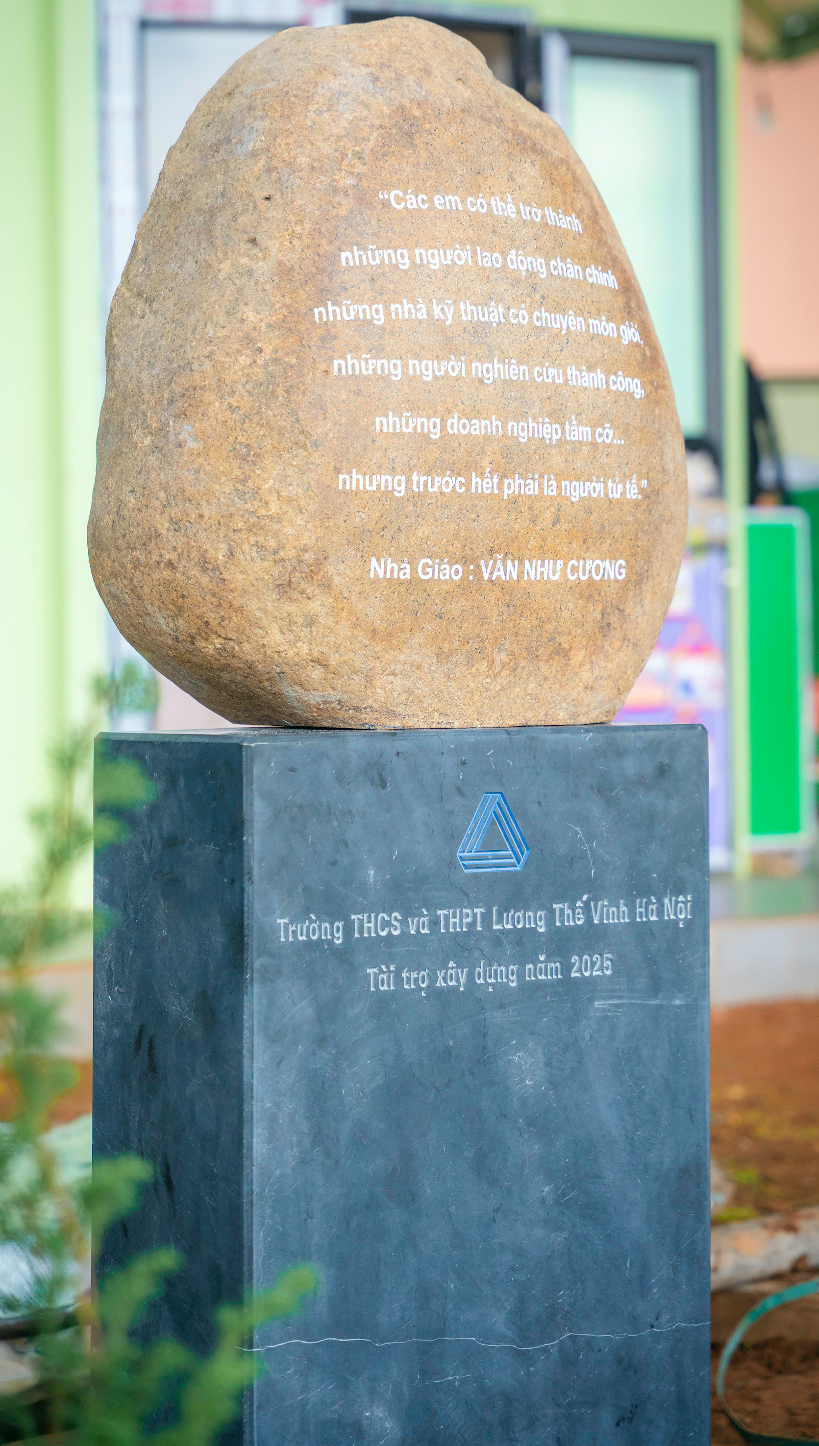 “Các con có thể trở thành bất cứ ai, làm bất cứ nghề gì nhưng nhất định phải là những người tử tế"- ngay giữa sân trường Hú Trù Lình, một tấm bia nhỏ đã được đặt, khắc lại lời căn dặn của nhà giáo Văn Như Cương. Trước đó, vào năm 2018, điểm trường mầm non Nà Ngao (xã Đồng Tâm, huyện Bắc Quang, Hà Giang) cũng được xây dựng từ số tiền phúng viếng trong lễ tang PGS. TS. Văn Như Cương - người sáng lập trường THCS - THPT Lương Thế Vinh (Hà Nội).