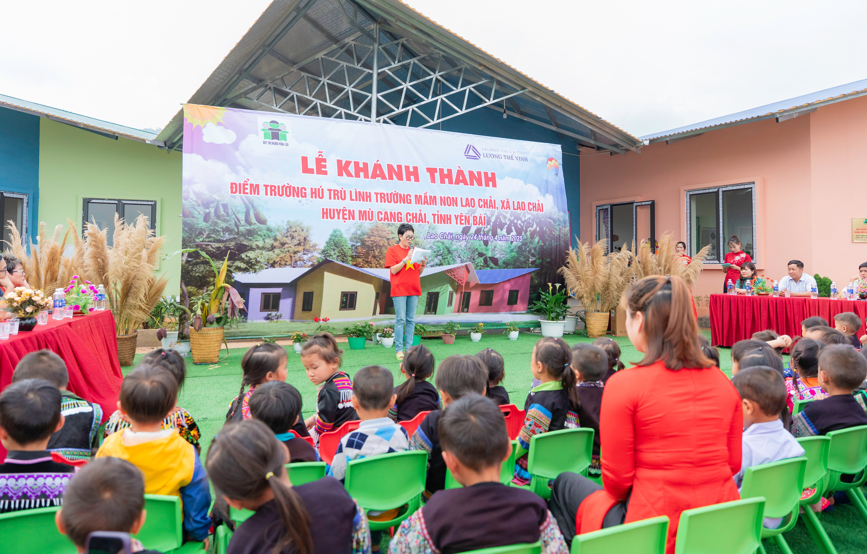 Ngôi trường nằm trên một ngọn đồi cao, đường đi quanh co, hiểm trở, có những đoạn chỉ vừa một xe máy đi lọt, là nơi học tập của gần 60 em nhỏ người Mông.