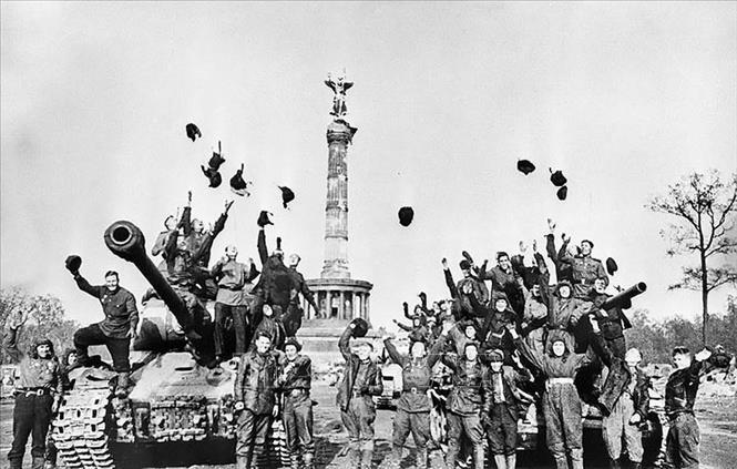 Các chiến sĩ Hồng quân Liên Xô vui mừng chiến thắng tại Berlin, ngày 9/5/1945, sau khi Đức chính thức ký tuyên bố đầu hàng Liên Xô và các nước đồng minh. (Ảnh: Tư liệu quốc tế/TTXVN phát)
