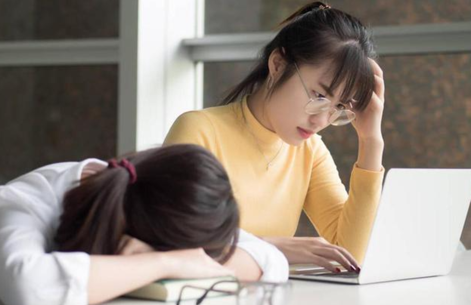 Tốt nghiệp loại giỏi, nhiều sinh viên ra trường vẫn chật vật xin việc. (Ảnh minh hoạ)