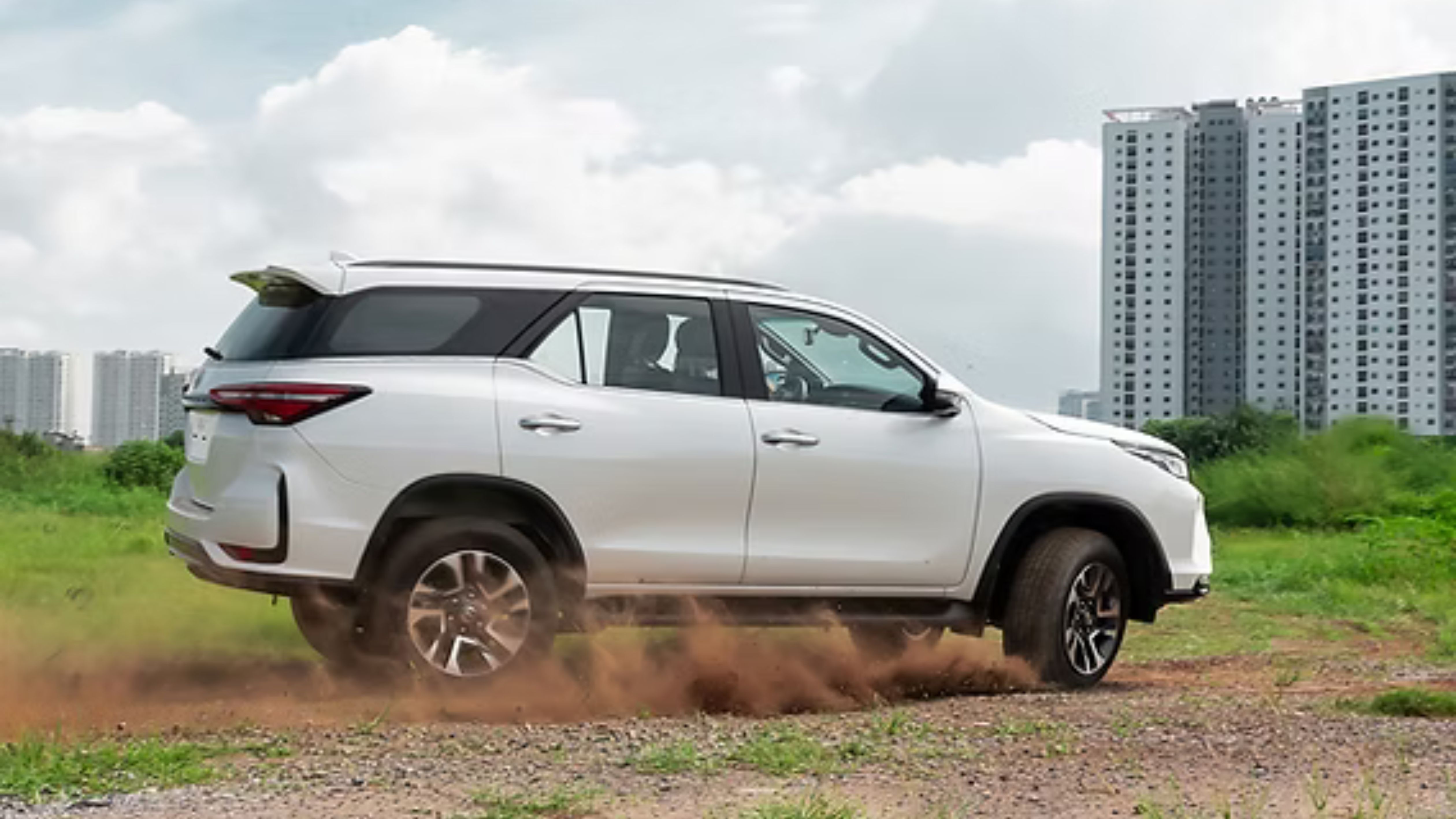 Toyota Fortuner MHEV 'lột xác' với hệ truyền động hybrid và thiết kế hiện đại - 2