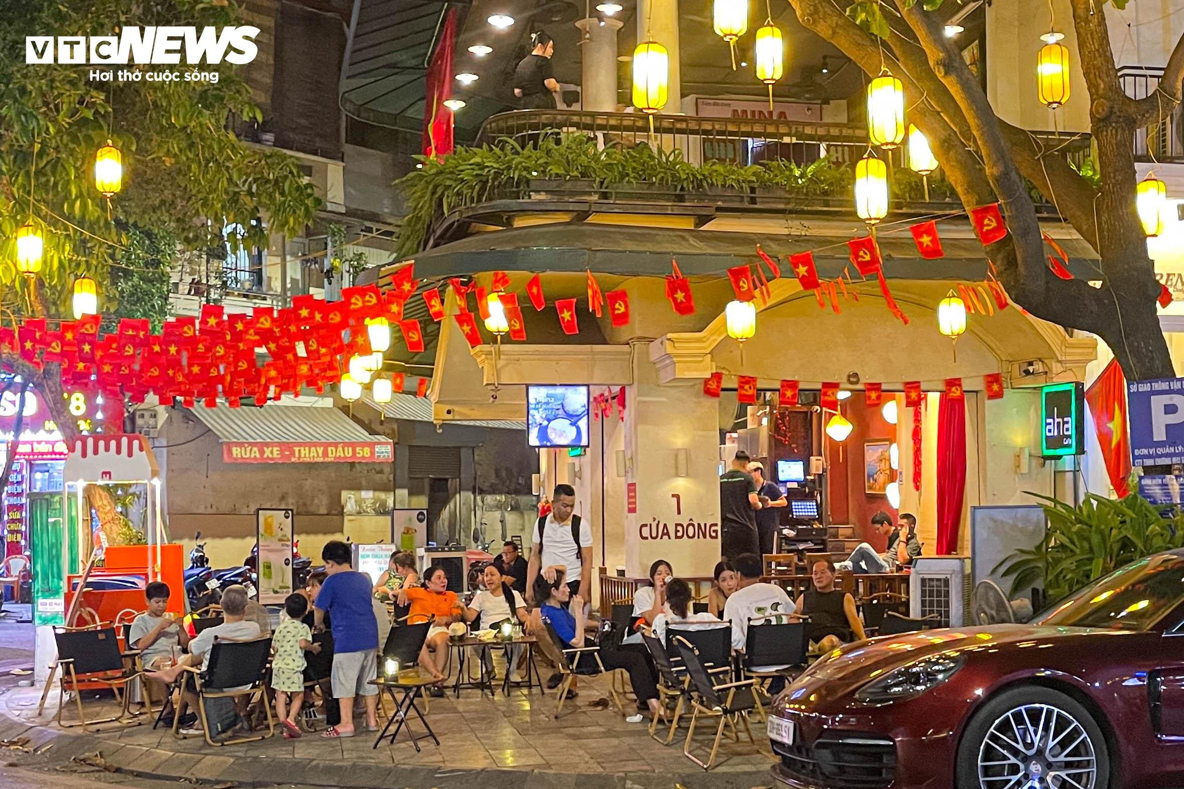 Vào buổi tối, thời tiết Hà Nội trở nên dễ chịu hơn nên nhiều khách chọn quán cà phê và ngồi ngoài trời để hưởng không khí thoáng mát.
