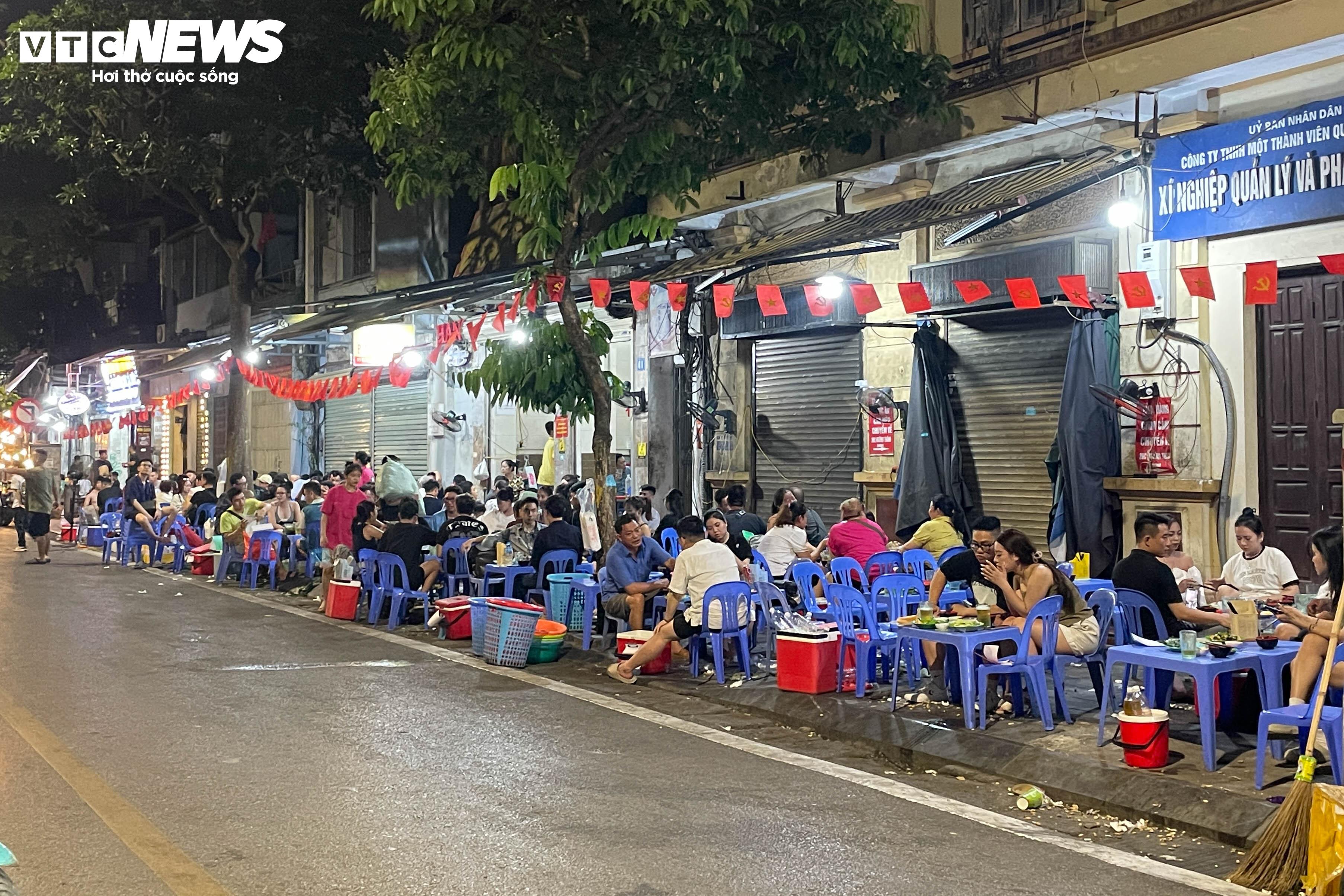 Ghi nhận của PV Báo điện tử VTC News, trên phố Phùng Hưng (quận Hoàn Kiếm) các quán bia hơi đông nghẹt khách mỗi tối gần đây.
