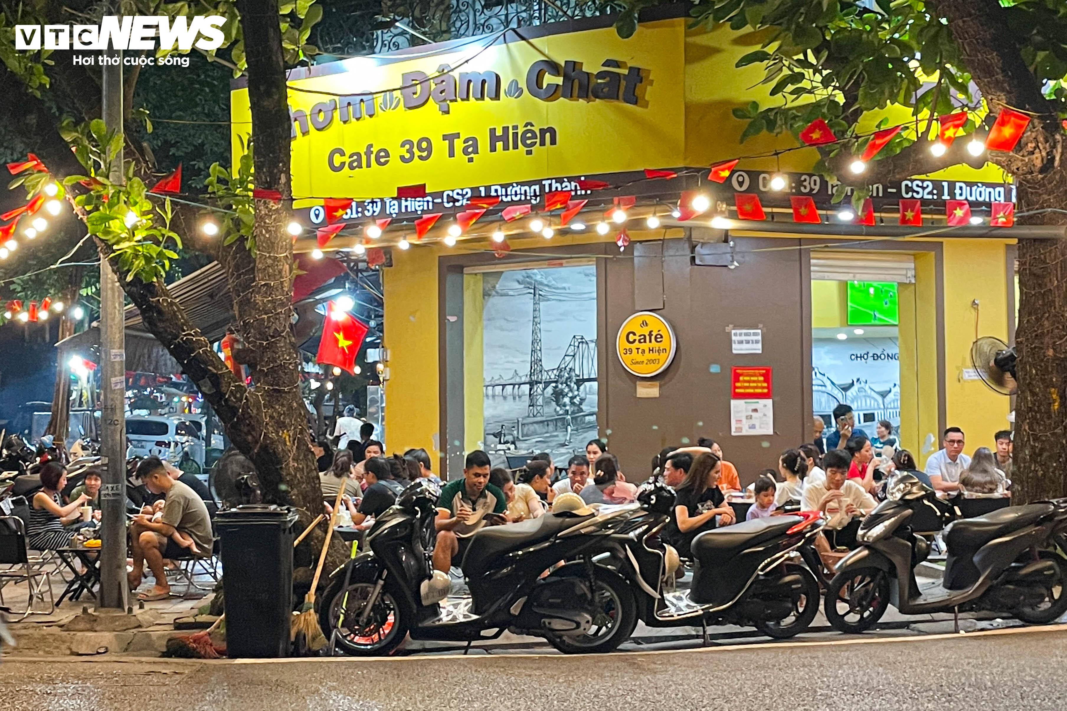 Những quán cà phê, giải khát cũng chật như nêm, khách ngồi kín vỉa hè.