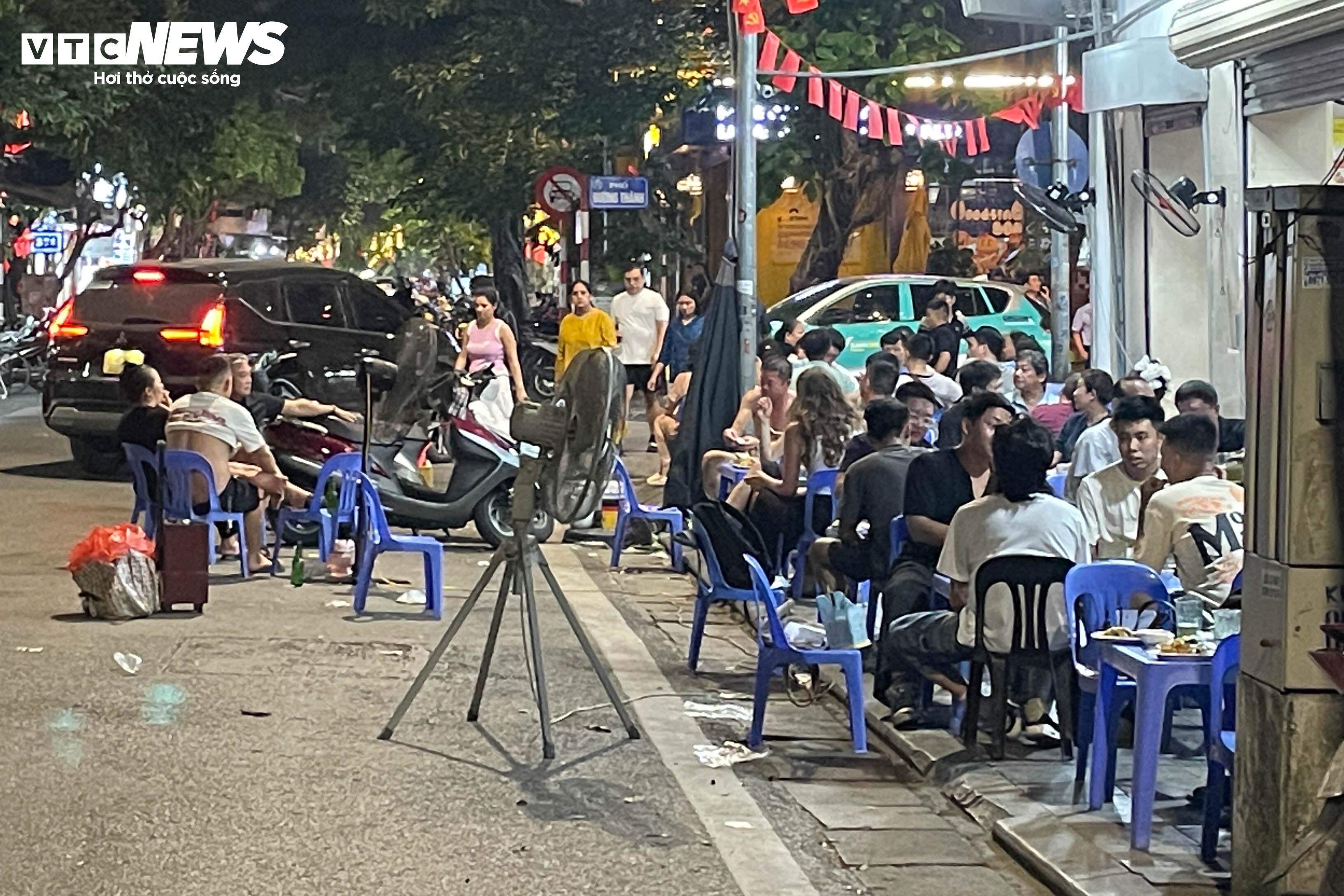 Nhiều chủ quán cho biết lượng khách đang tăng đột biến. Để tụ tập với bạn bè giữa ngày nắng nóng, các vị khách sẵn sàng chọn cách đi xe ôm, taxi hoặc nhờ người thân đưa đón để được uống bia giải nhiệt.