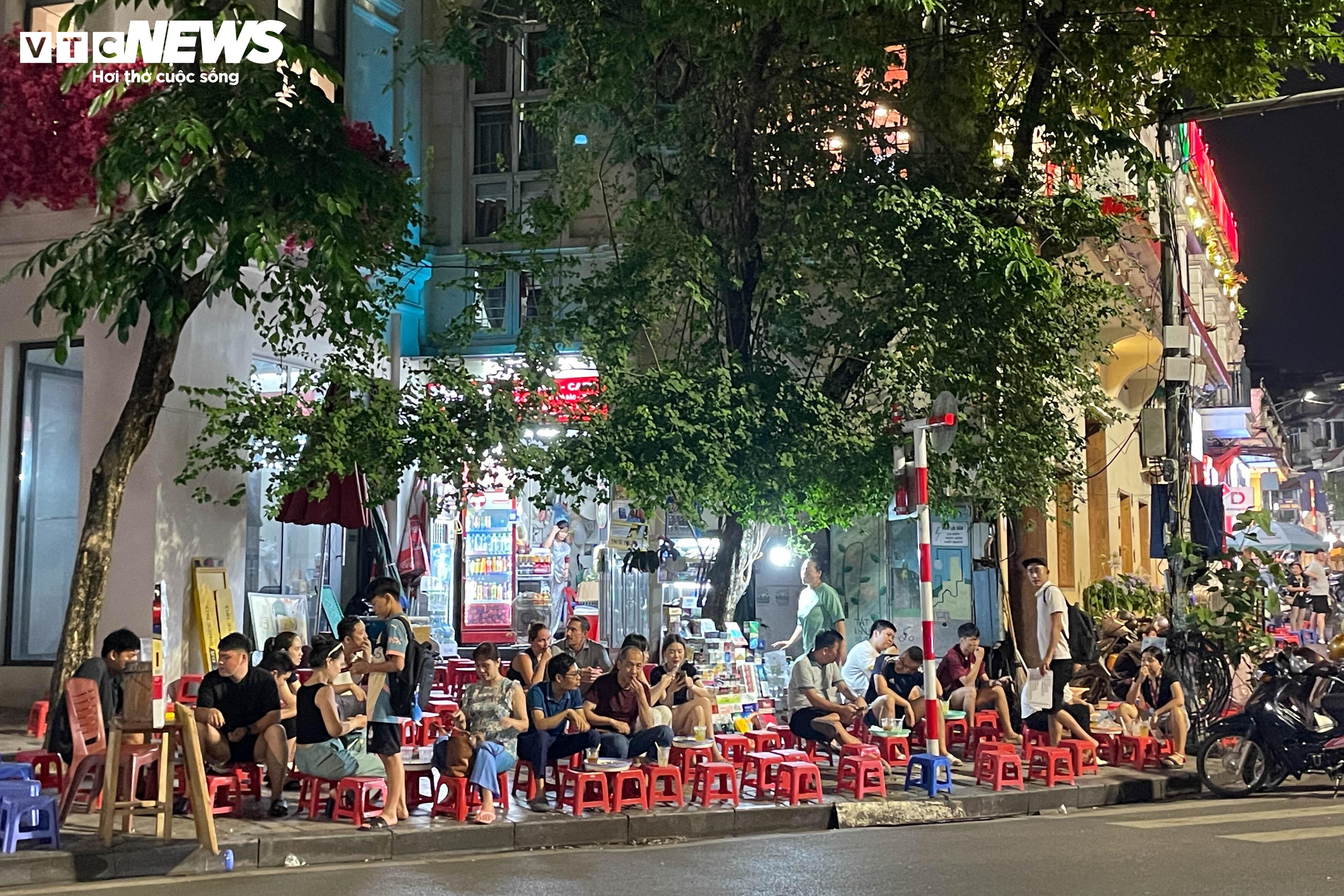 Các quán trà đá xung quanh khu vực Hồ Gươm cũng đắt khách trong dịp này.
