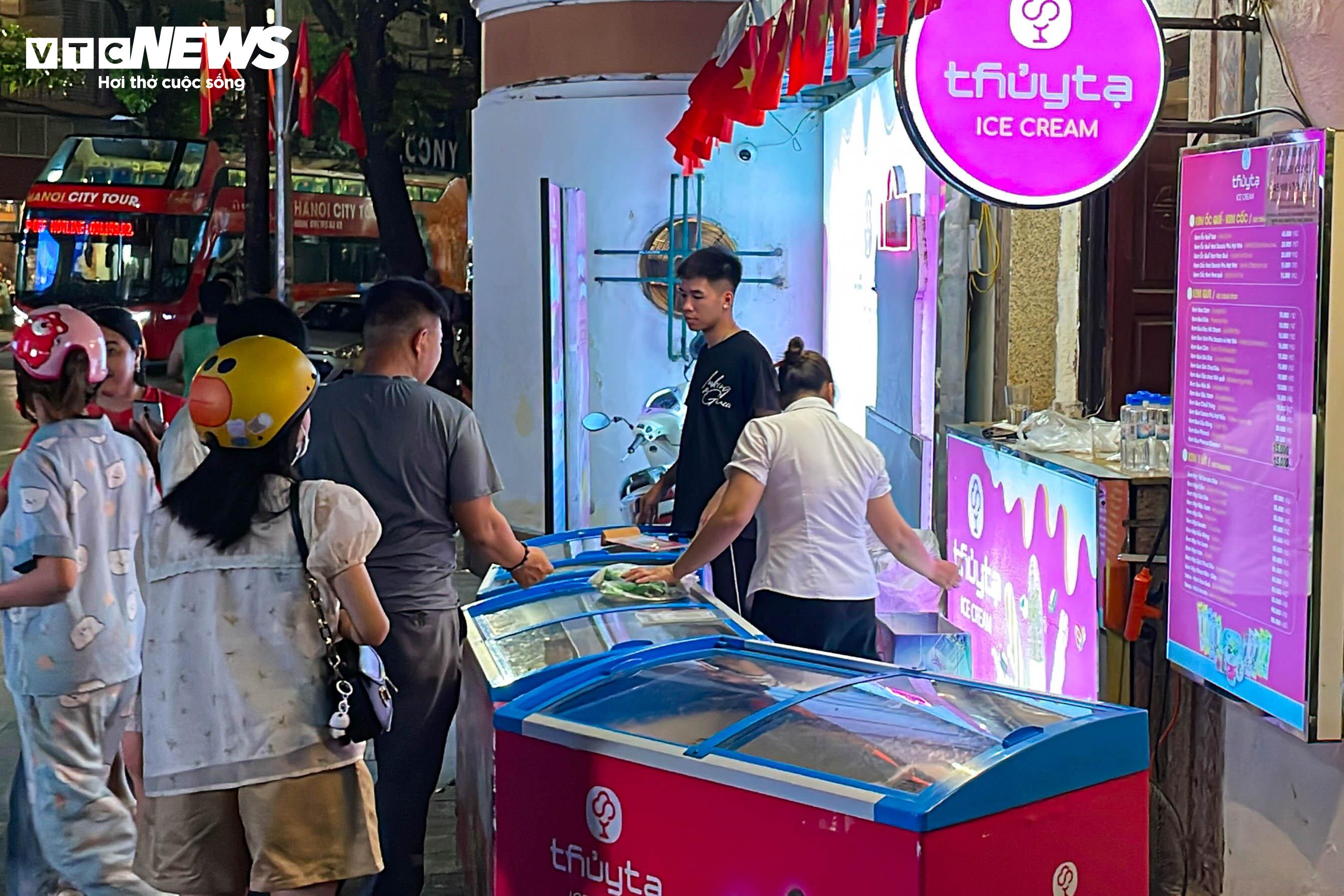 Hà Nội vào cao điểm nắng nóng, quán giải khát chật như nêm - 13