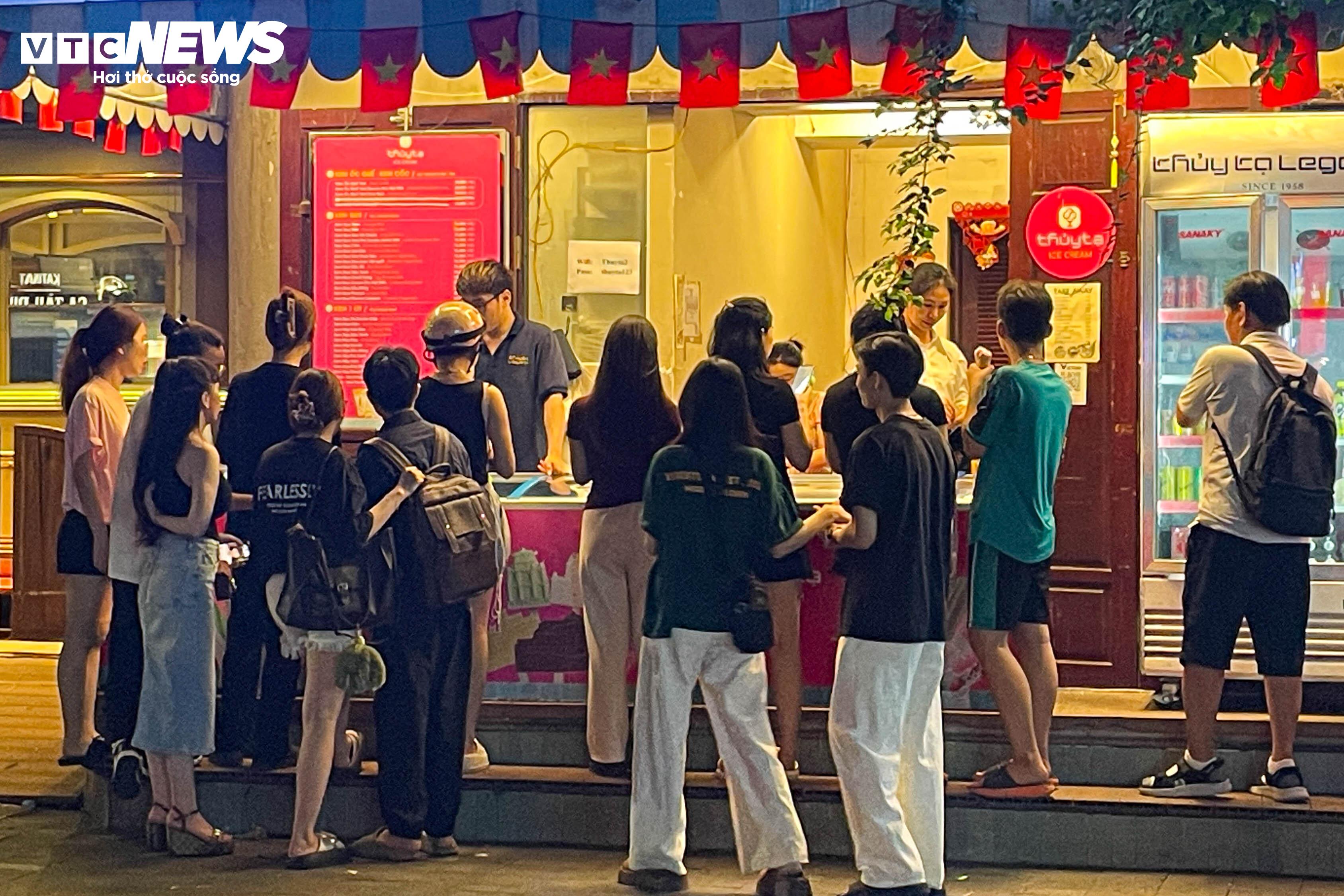 Hà Nội vào cao điểm nắng nóng, quán giải khát chật như nêm - 14