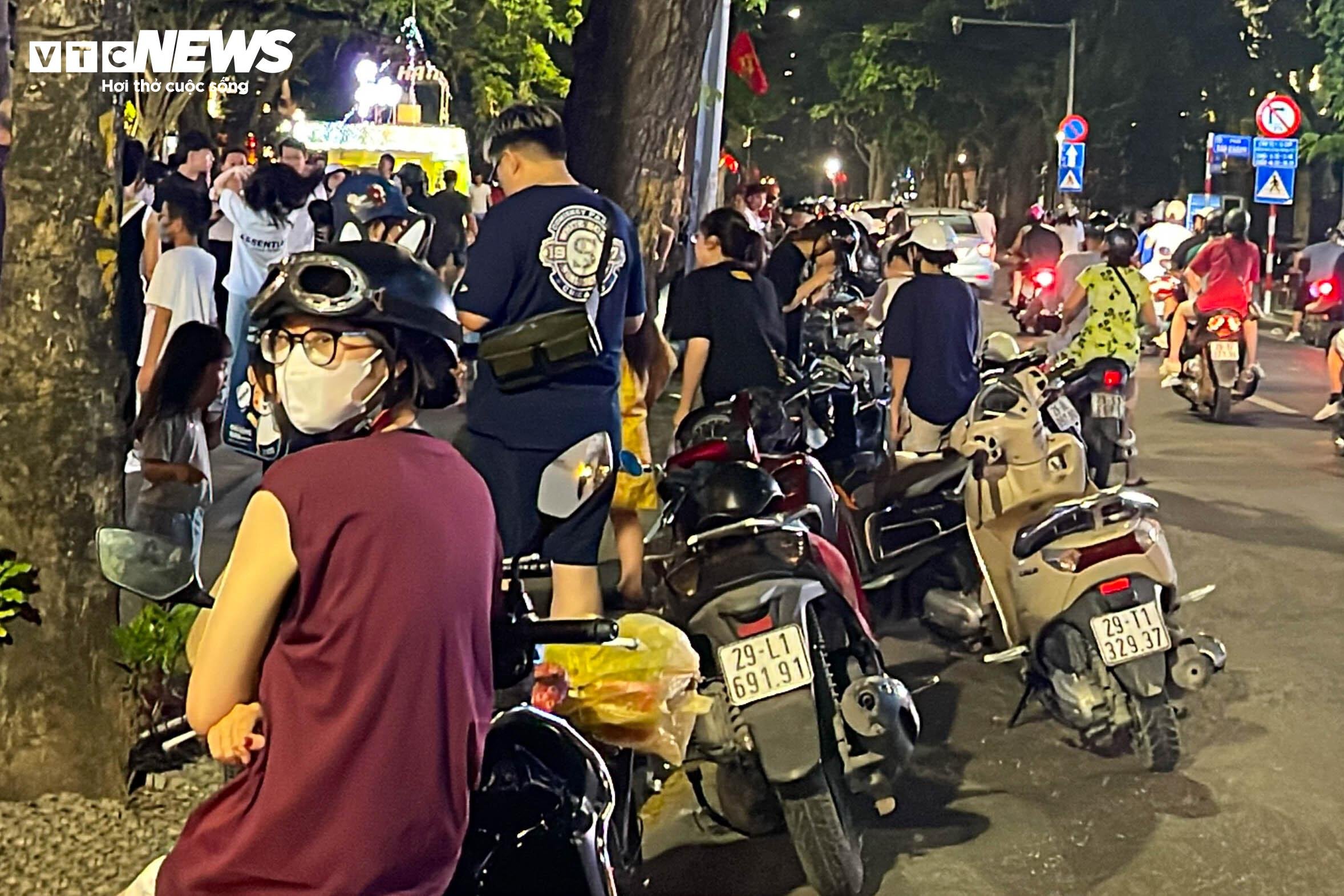 Xe máy kéo dài dưới lòng đường để khách vào mua kem.