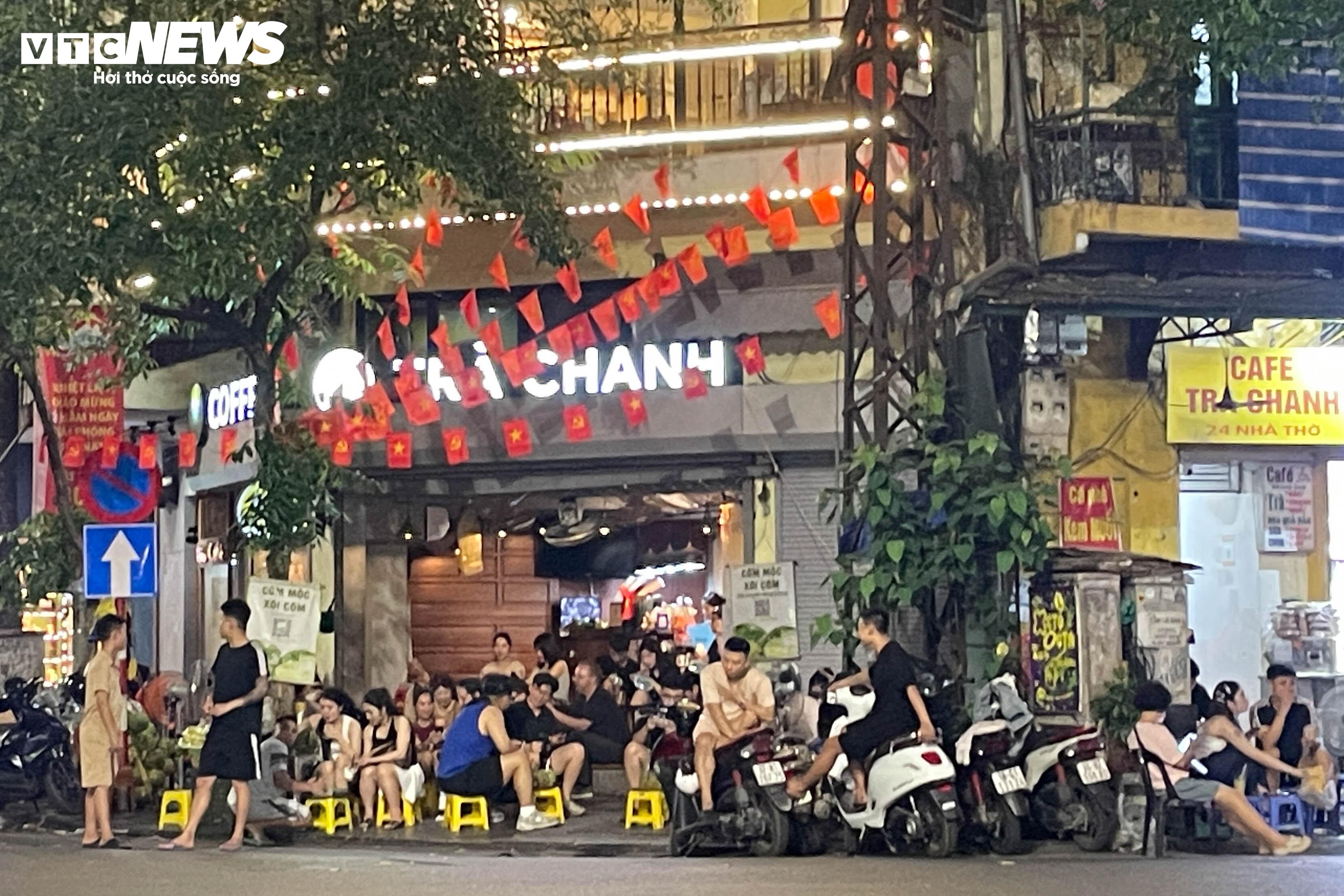 Các quán trà chanh trên phố Nhà Thờ (quận Hoàn Kiếm) cũng đông nghẹt khách, phần lớn là giới trẻ.