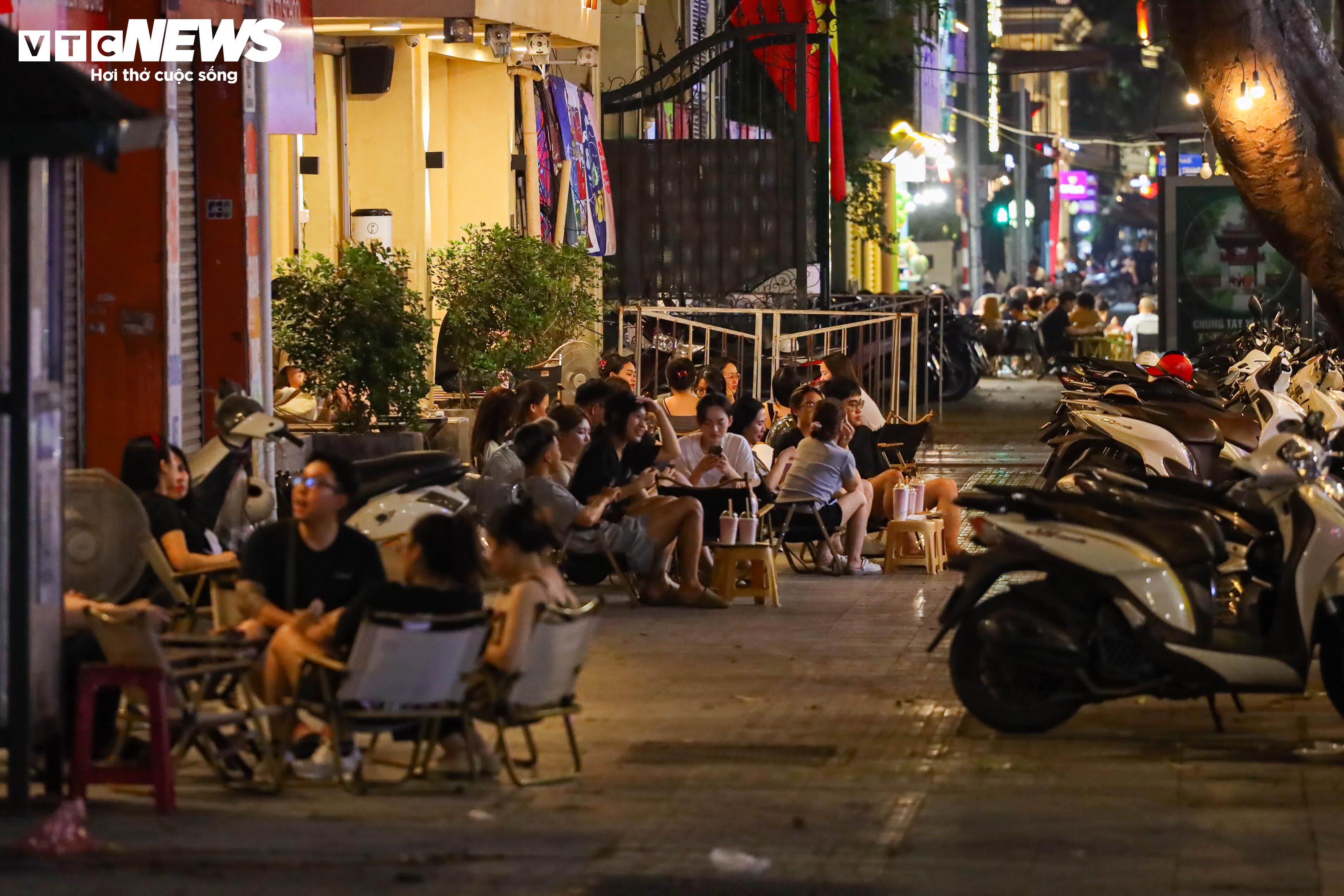 Hà Nội vào cao điểm nắng nóng, quán giải khát chật như nêm - 6