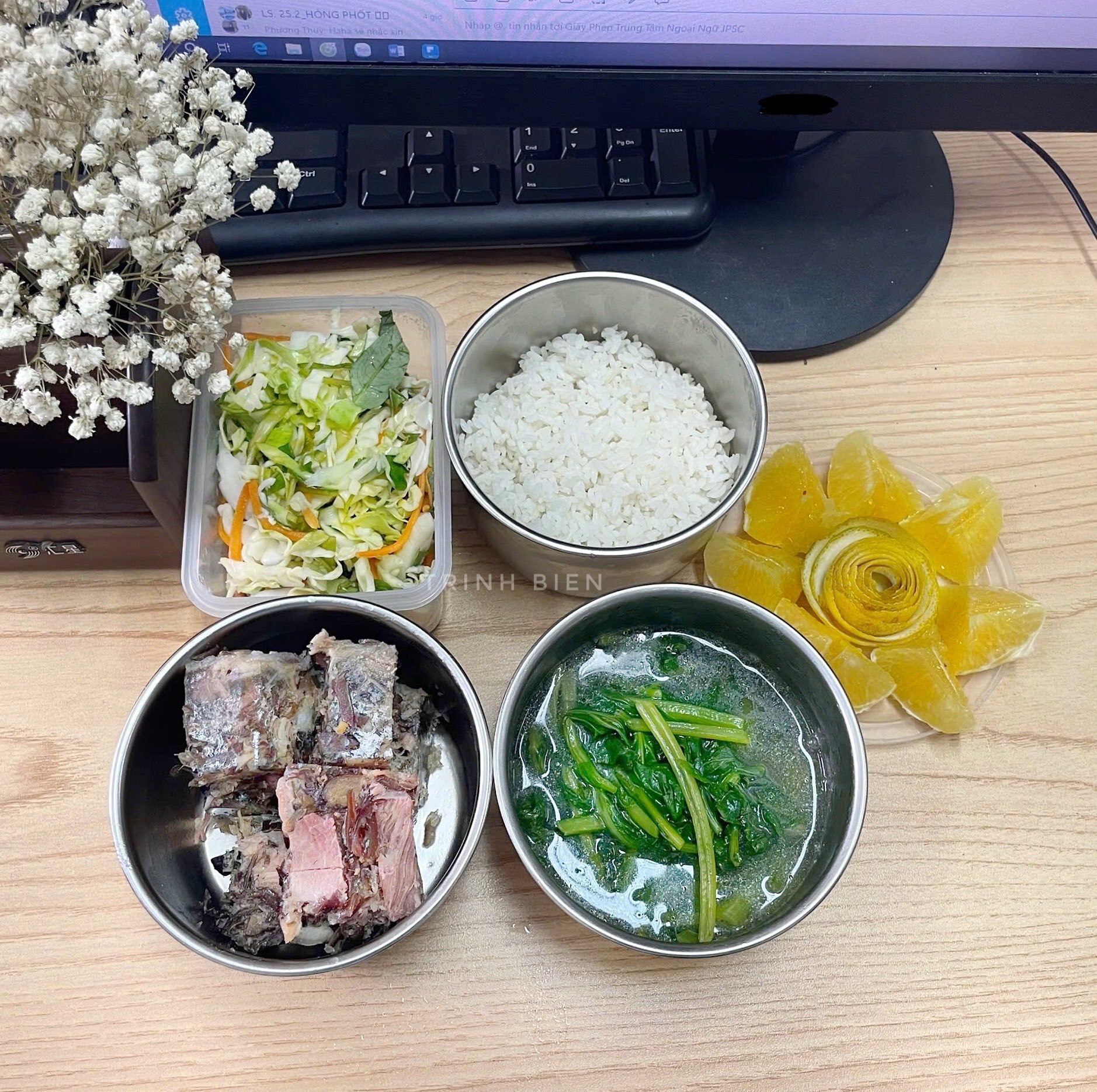 Thực đơn có thịt nấu đông ăn cùng bắp cải muối để giải ngấy, tráng miệng với cam.