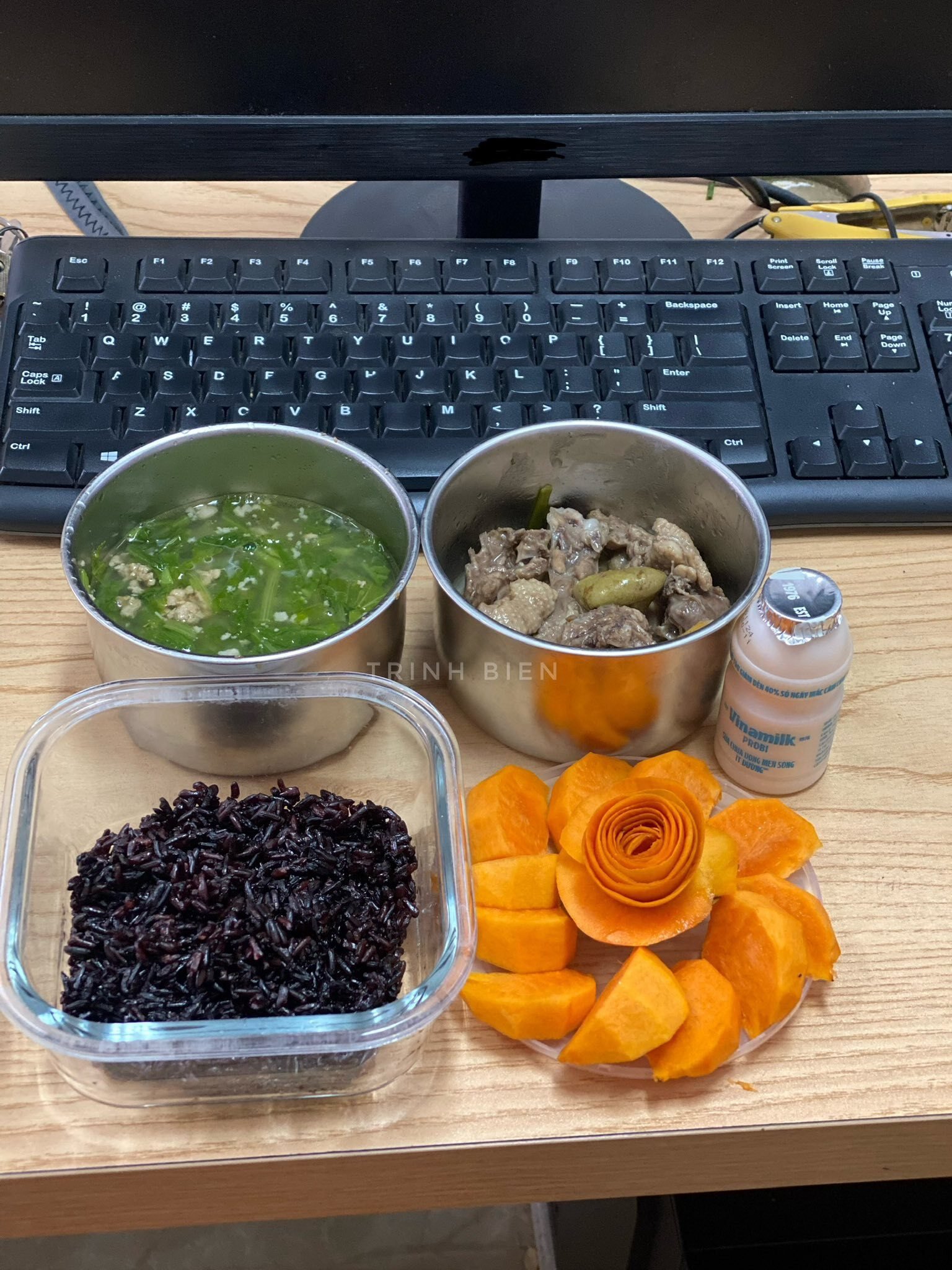 Phần vịt hôm trước còn thừa dùng để om sấu, bữa ăn này còn có canh rau cải bằm thịt thanh mát, hồng giòn ngọt ngào.