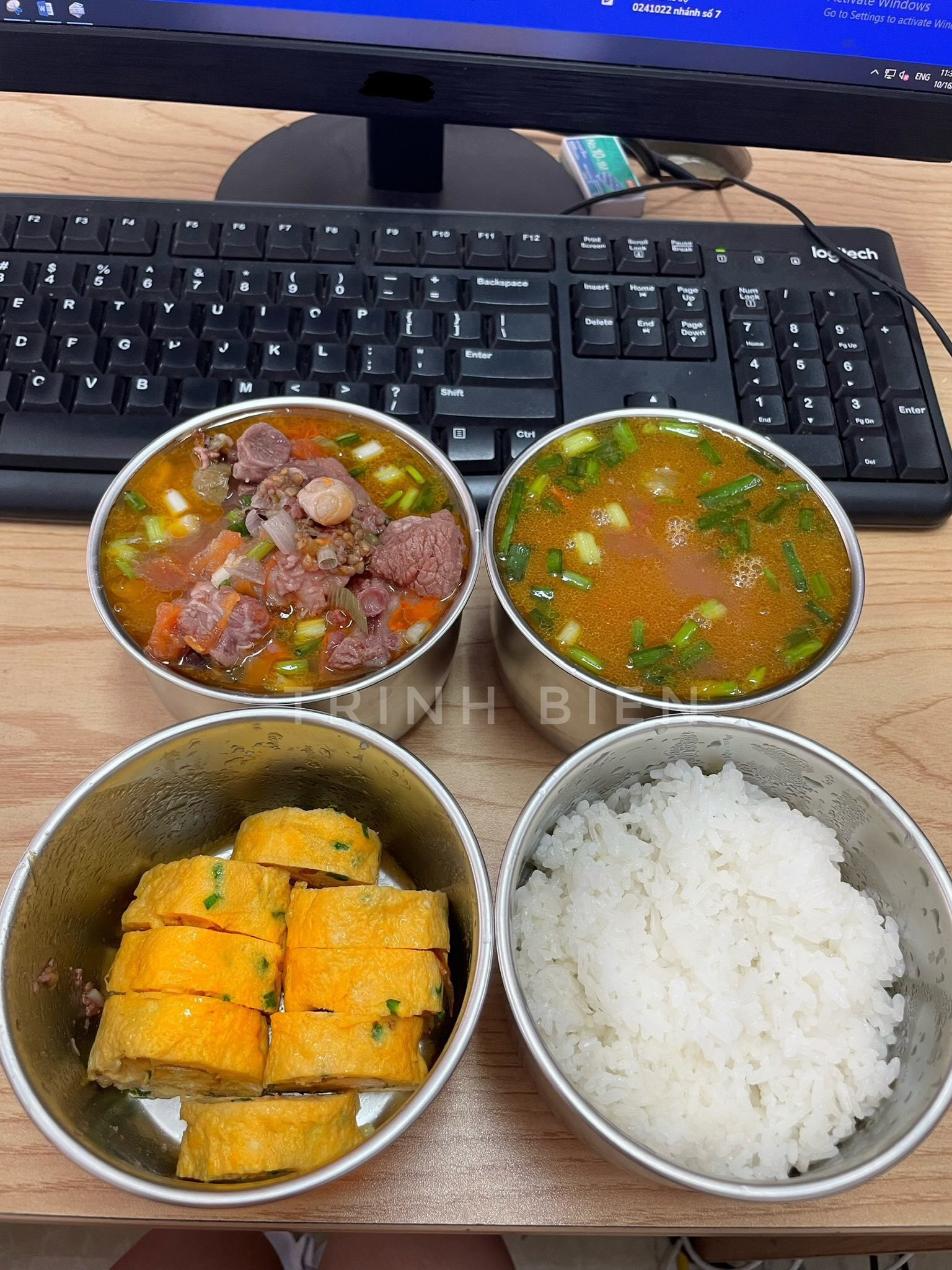 Canh sườn chua nấu sấu ăn cùng trứng cuộn thơm rất đơn giản.