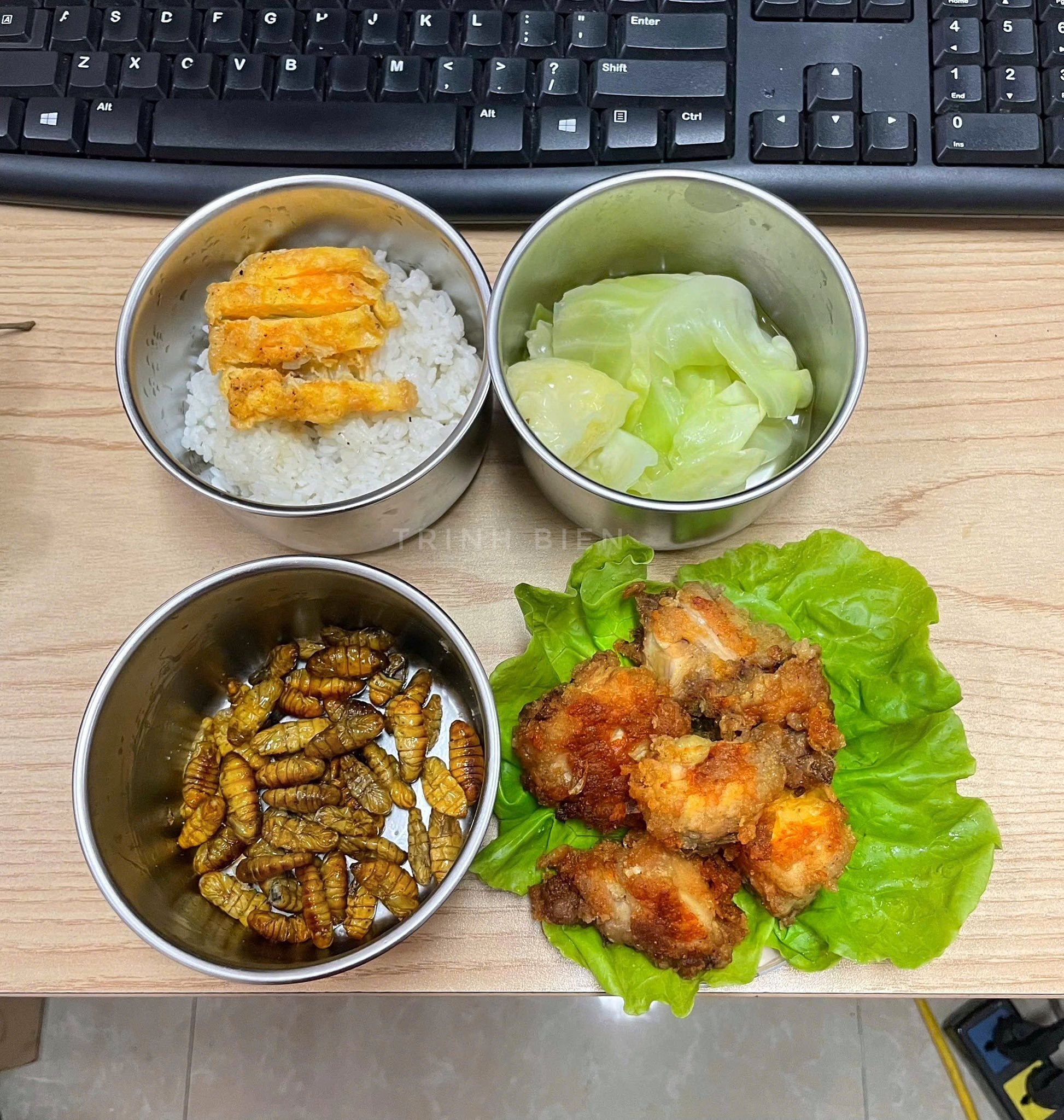Gà viên vàng giòn, thơm lừng ăn cùng nhộng rang béo, rất đưa cơm.