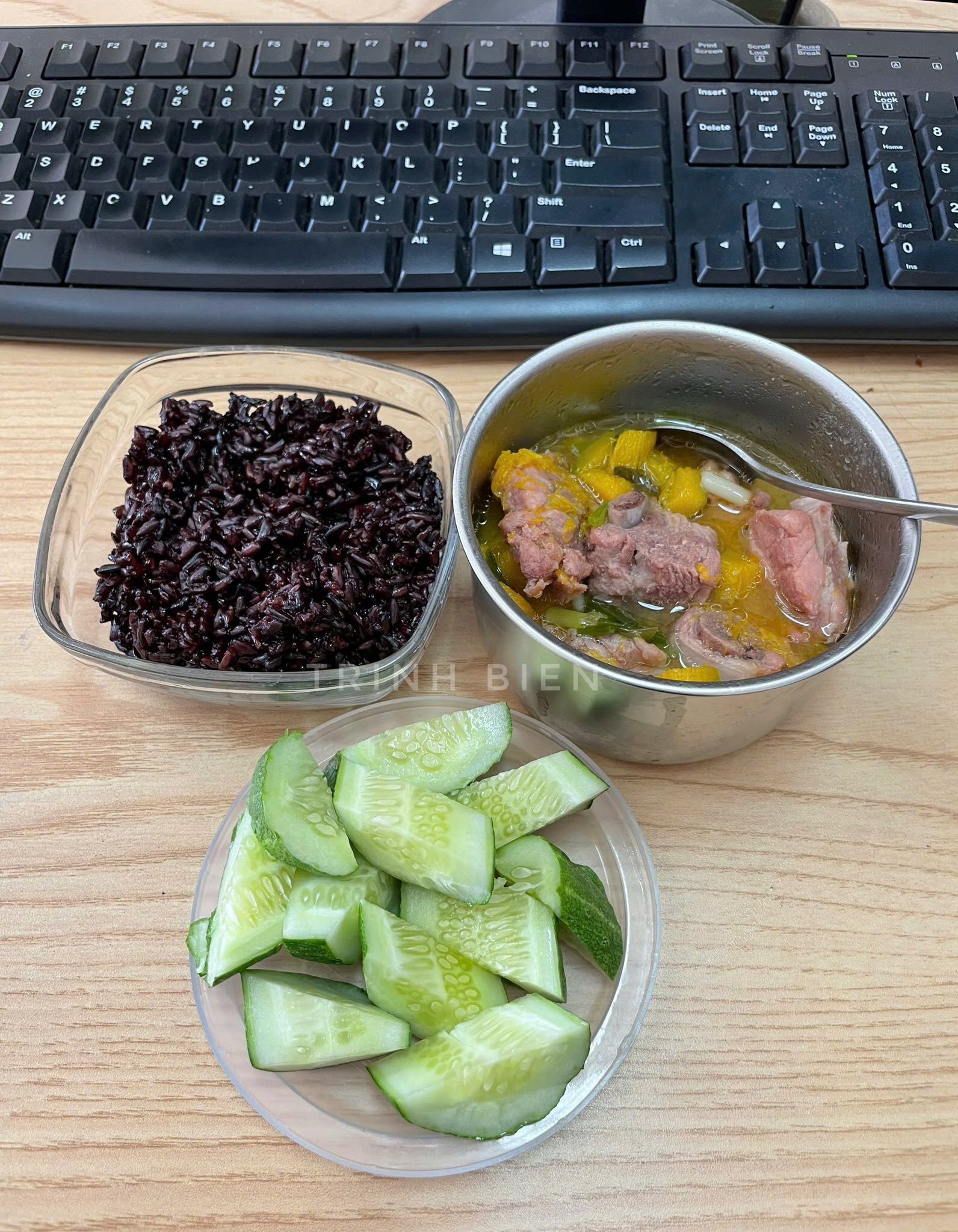 Thực đơn này chỉ có sườn hầm bí đỏ ăn cùng dưa chuột.