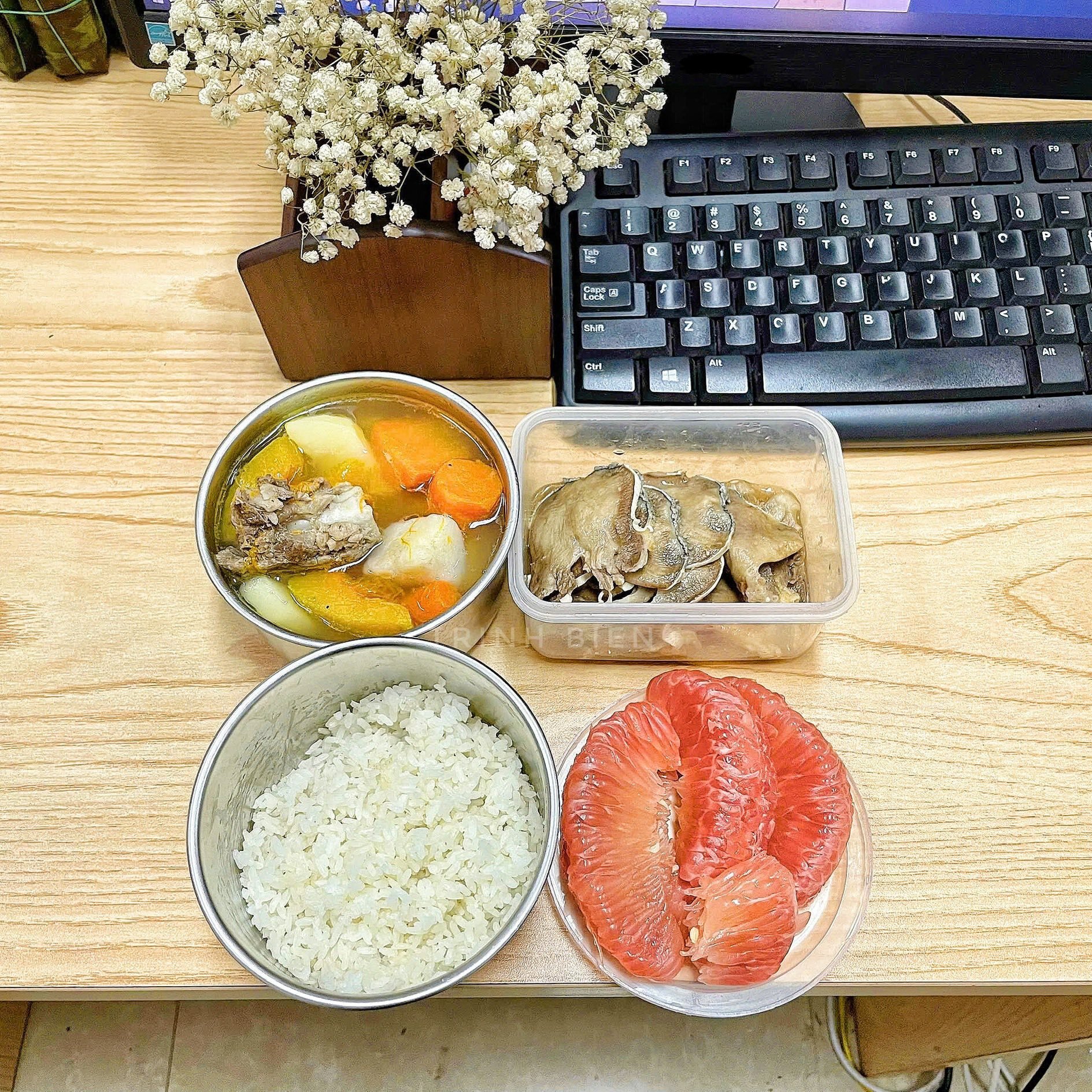 Thực đơn có lưỡi bò áp rim mắm tiêu, sườn hầm củ quả, tráng miệng bằng vài múi bưởi mọng nước.