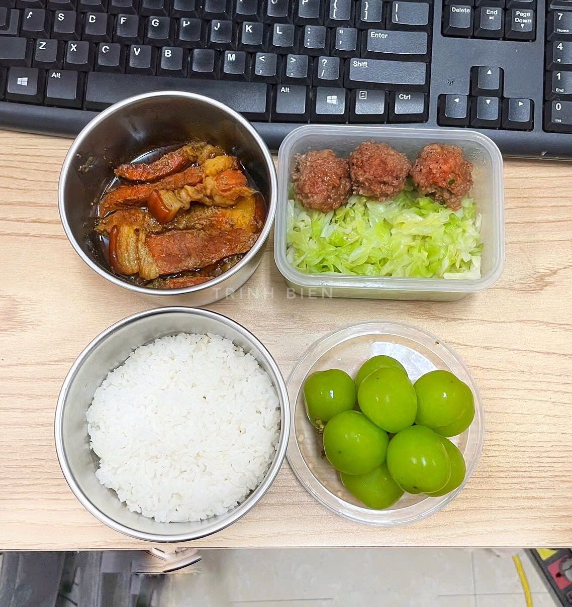 Thực đơn đơn giản gồm thịt kho tàu, bắp cải xào, vài quả nho xanh chua nhẹ, ngọt dịu.