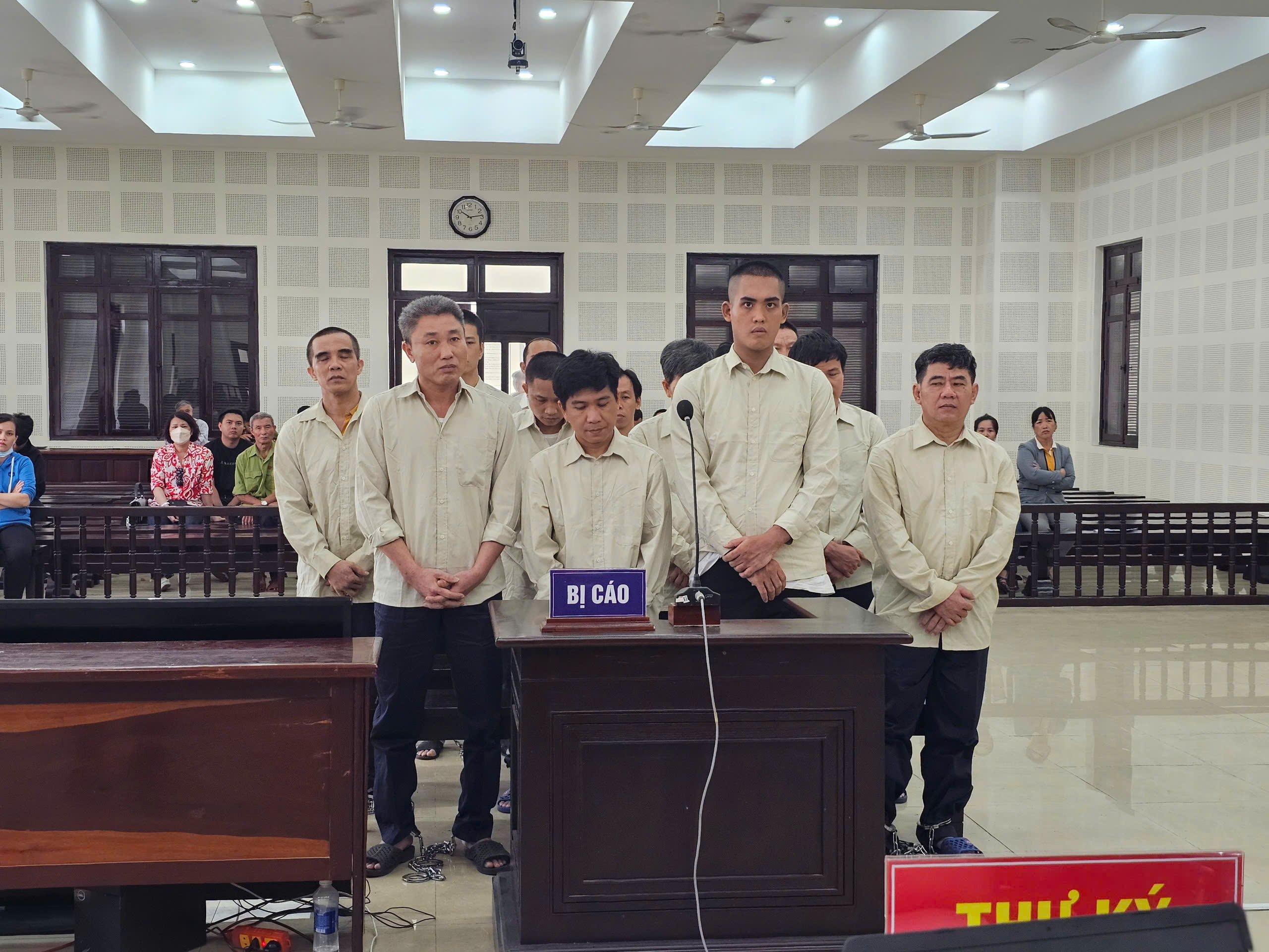 Nhóm bị cáo trong đường dây in lậu, buôn bán sách giả. (Ảnh: Đ.N)