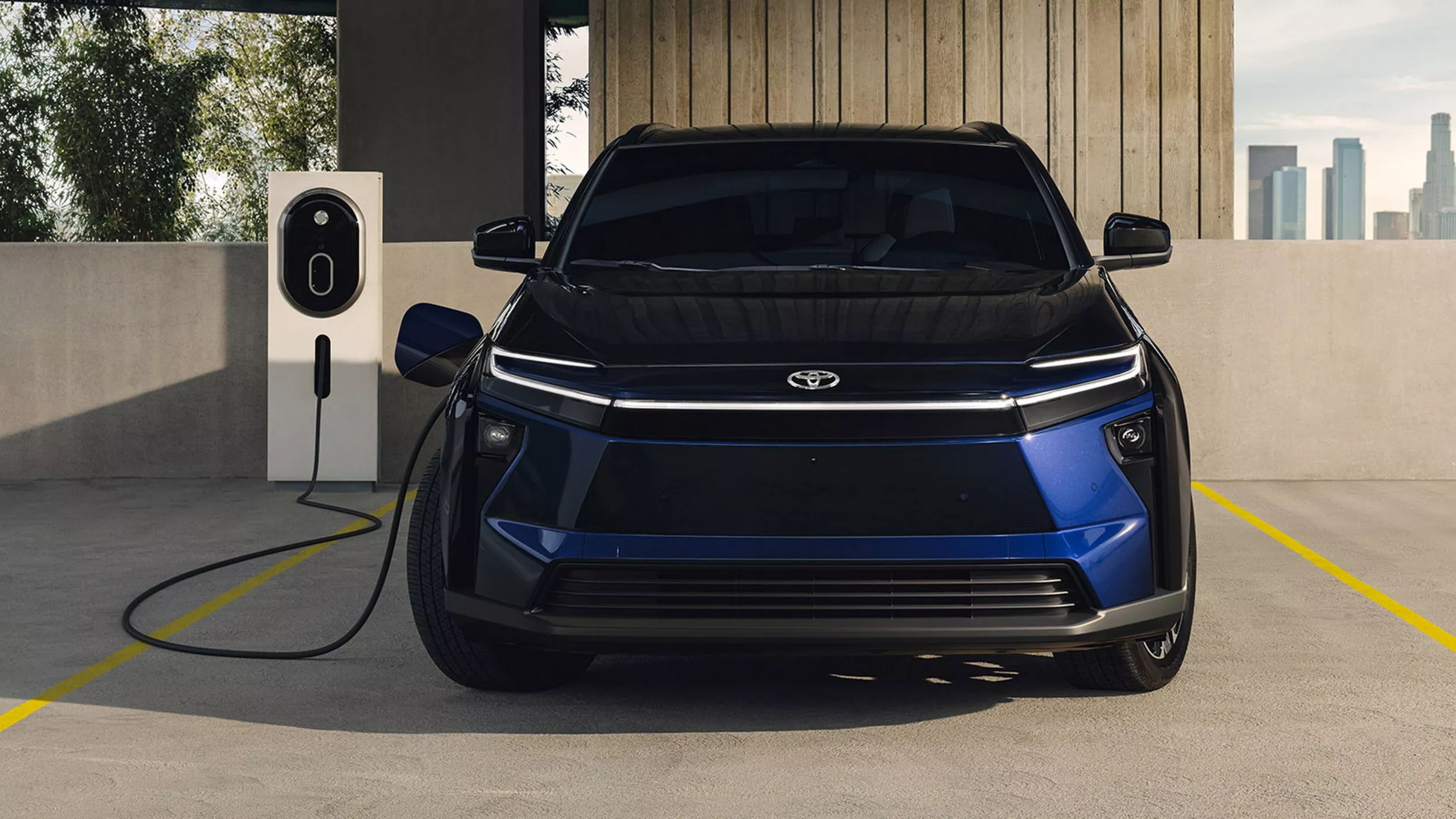 Toyota bZ 2026 được trang bị cổng sạc NACS, giúp xe có thể kết nối với mạng lưới trạm Supercharger của Tesla.