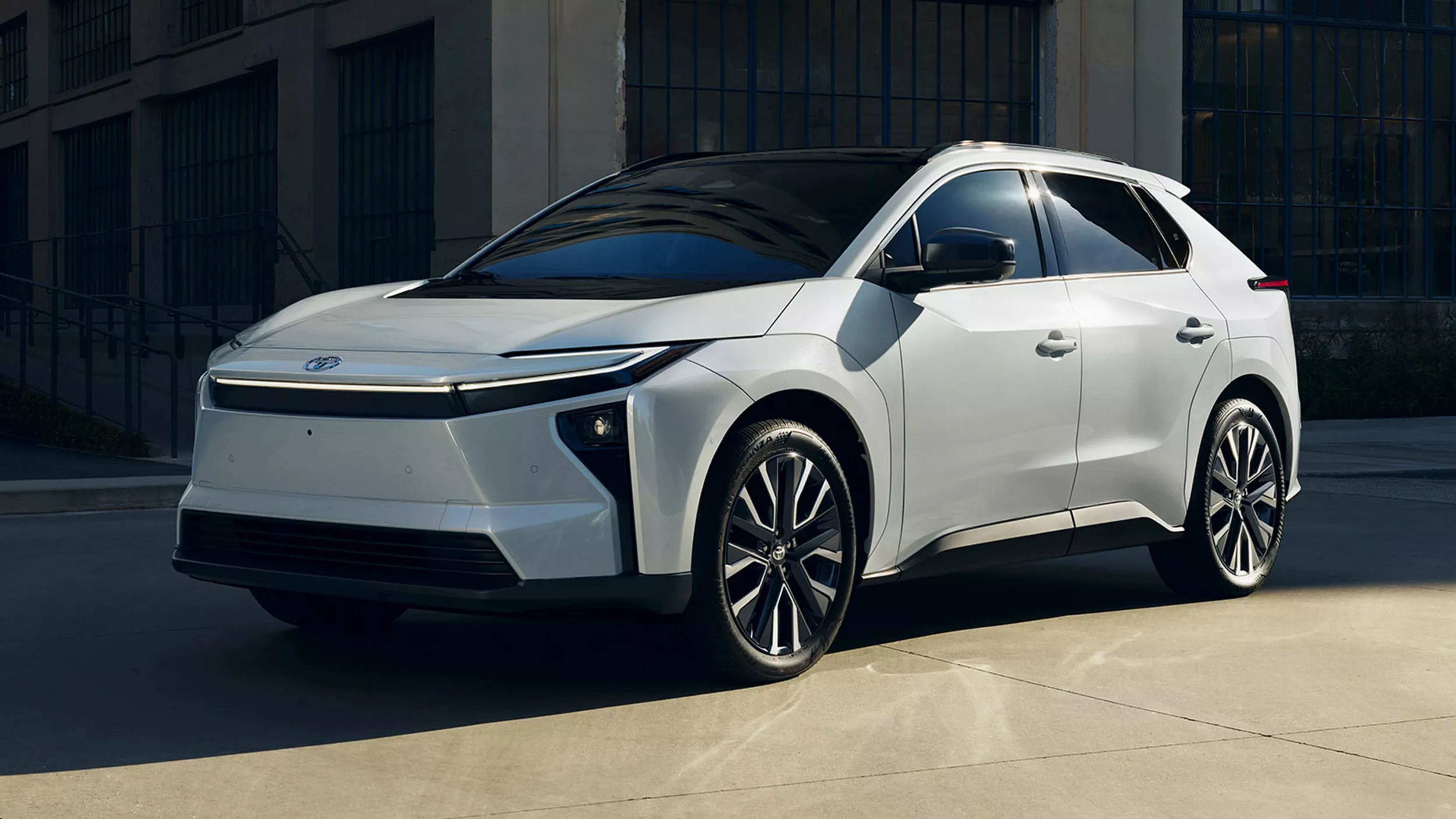 Toyota bZ vẫn giữ được dáng vẻ mạnh mẽ với kiểu thiết kế “hammerhead” đặc trưng.