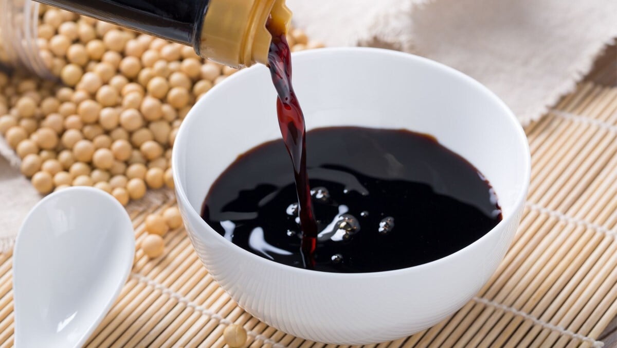 Nếu tiêu thụ quá nhiều nước tương, đặc biệt là từ các sản phẩm không an toàn, gan sẽ làm việc nhiều hơn để xử lý các độc tố. (Ảnh: Ages)
