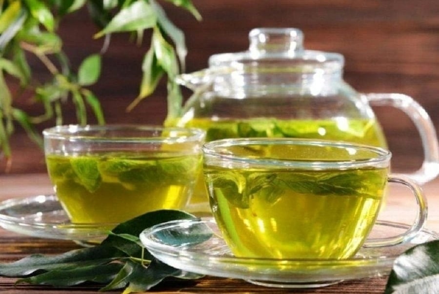Uống trà xanh không đúng thời điểm có thể gây ra tác động tiêu cực không mong muốn. (Ảnh: Istock)