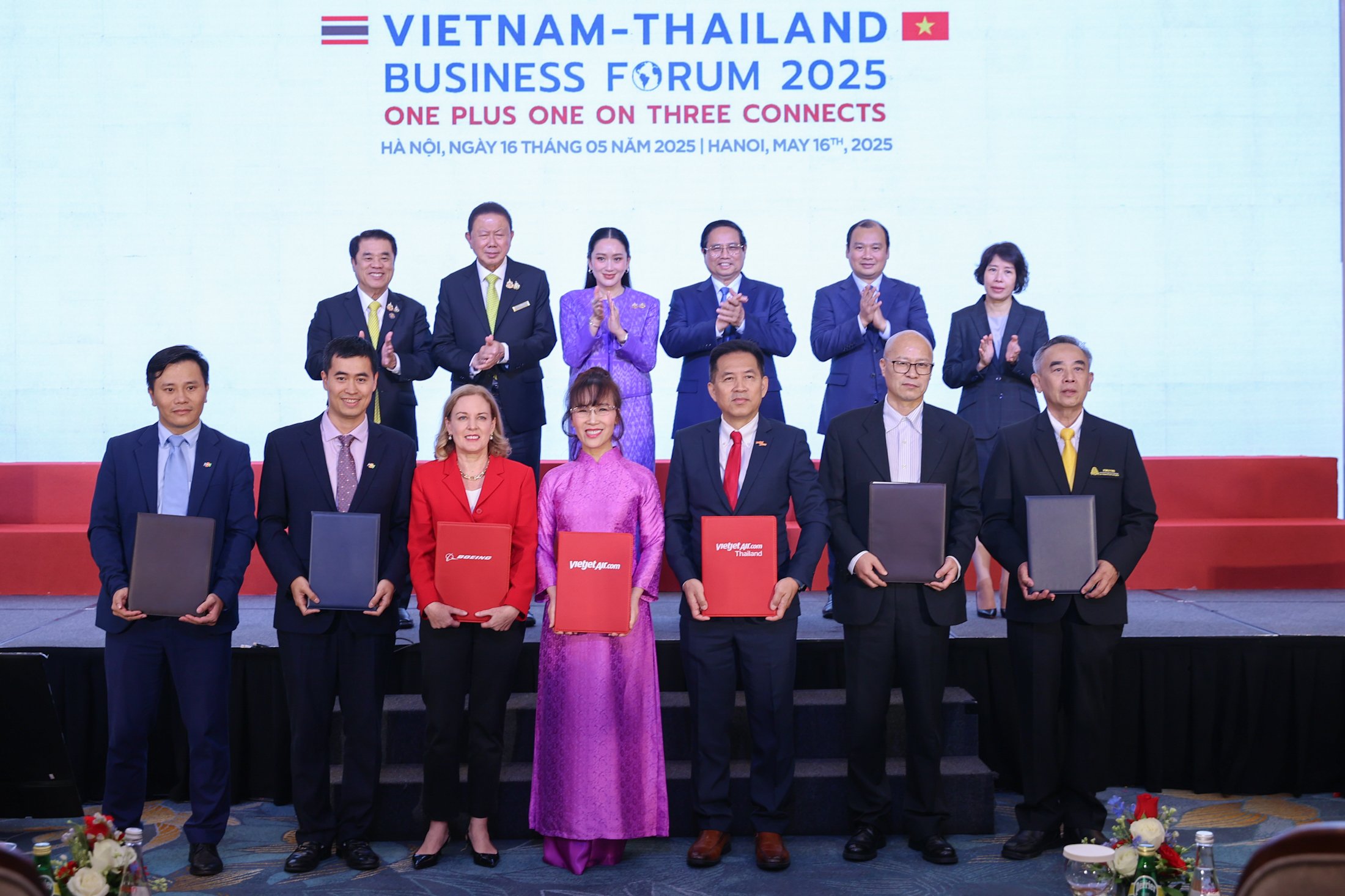 Bà Penny Burtt, Chủ tịch Boeing vùng (thứ ba từ trái sang, hàng trước), Chủ tịch Vietjet Nguyễn Thị Phương Thảo (giữa, hàng trước) và Tổng giám đốc Vietjet Thái Lan Woranate Laprabang (thứ ba từ phải sang, hàng trước) trao thỏa thuận chuyển giao 50 tàu bay Boeing 737 cho Vietjet Thái Lan với sự chứng kiến của Thủ tướng Phạm Minh Chính và Thủ tướng Thái Lan Paetongtarn Shinawatra.