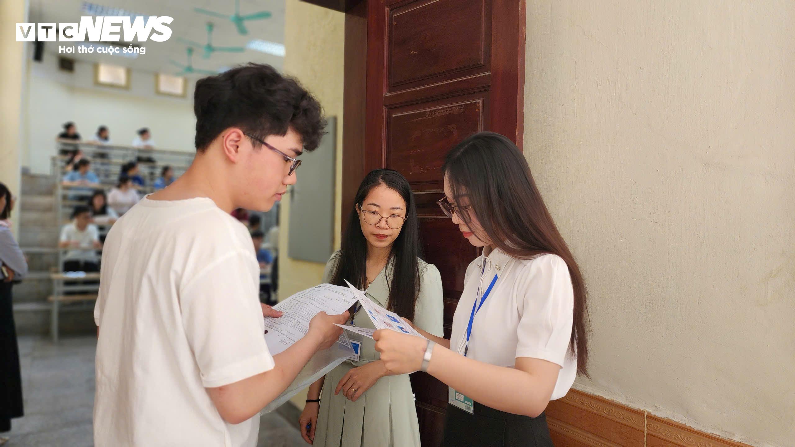 Thí sinh được gọi tên vào phòng làm thủ tục dự thi.