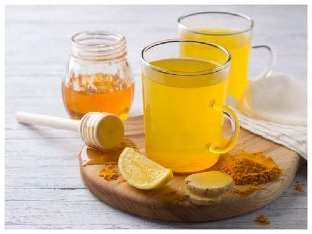 Uống nước chanh nghệ mỗi sáng rất tốt cho sức khoẻ.