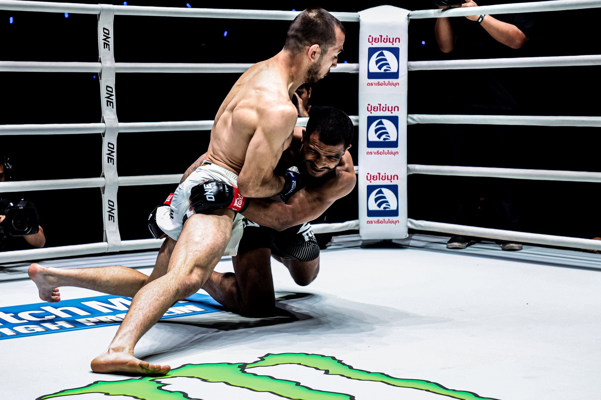 Trận đấu MMA đầy kịch tính diễn ra tại Bangkok