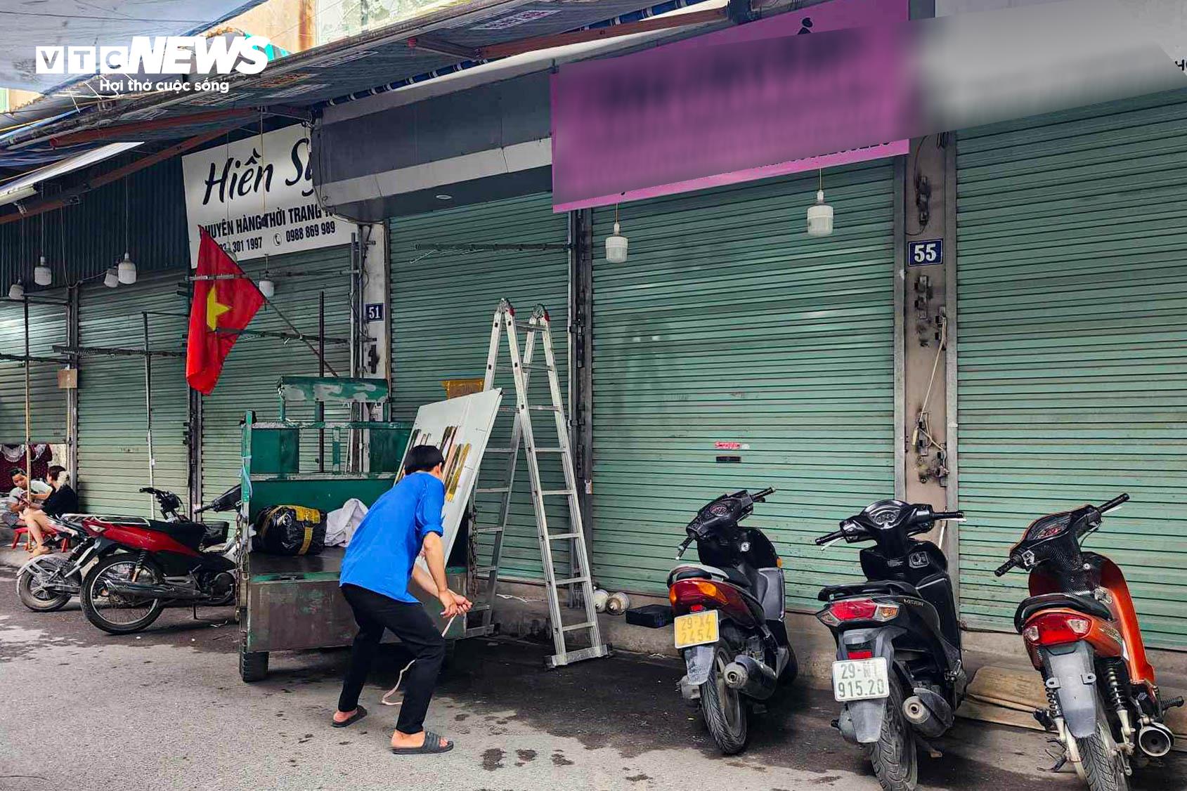 Thậm chí một số cửa hàng còn tháo dỡ cả biển hiệu.
