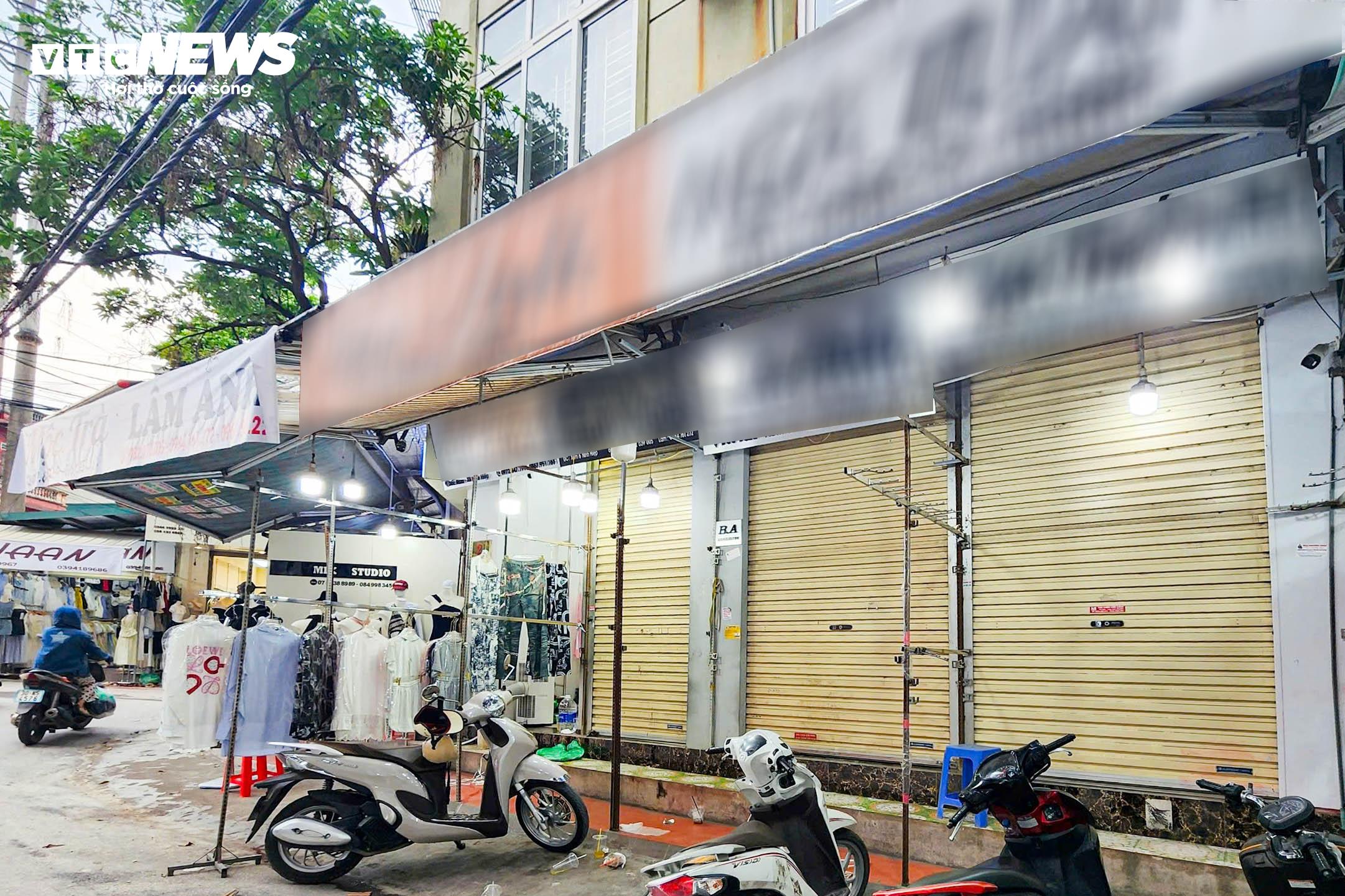 Không khí ảm đạm, vắng lặng lạ thường.